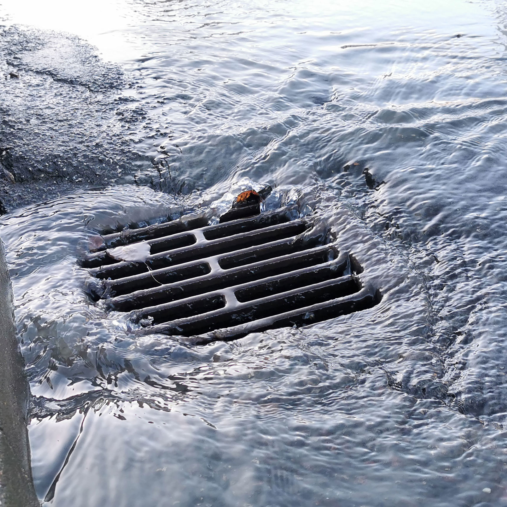 Kloak, rist ved en fortovskant // Foto: Colourbox