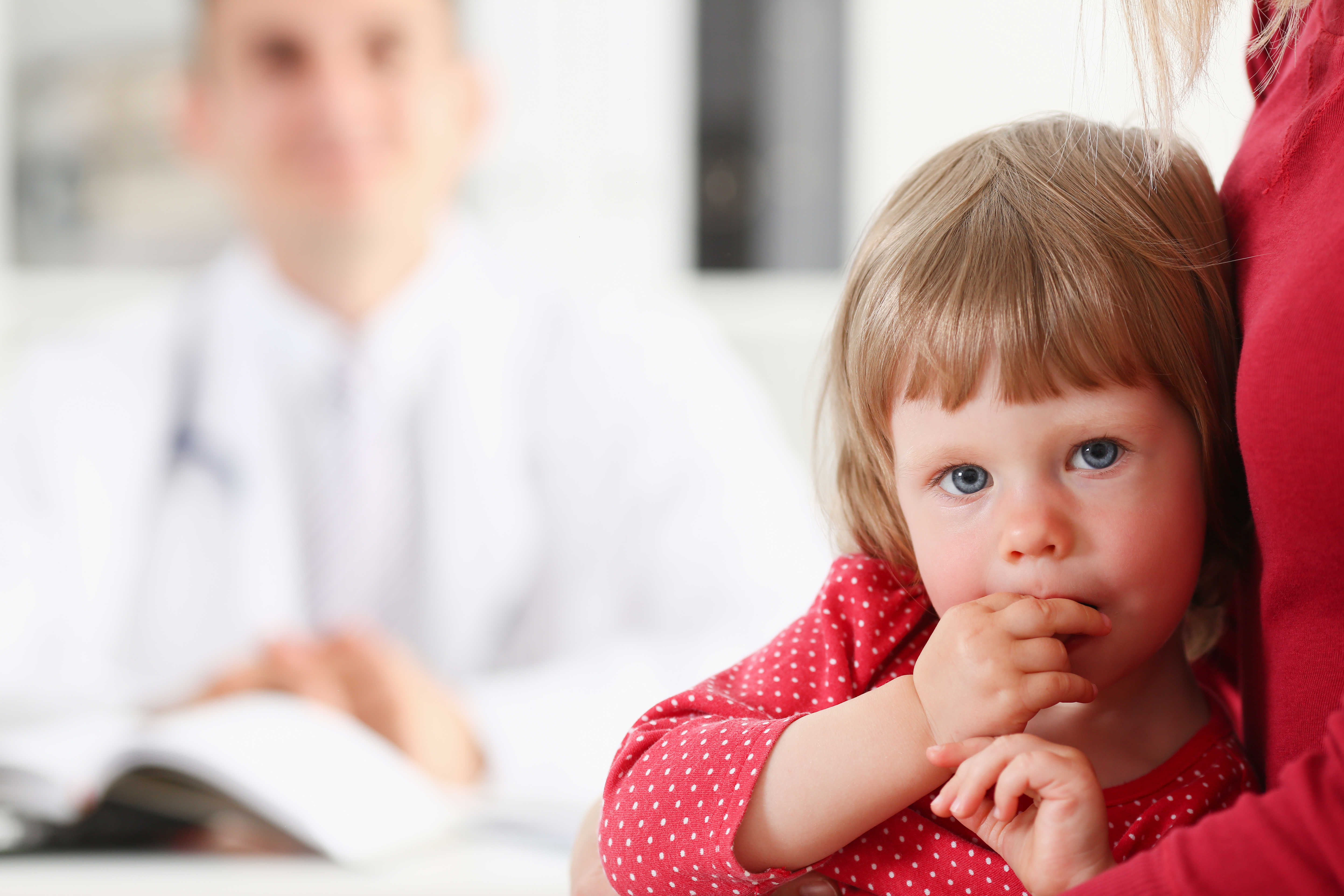 Barn og mor ved læge