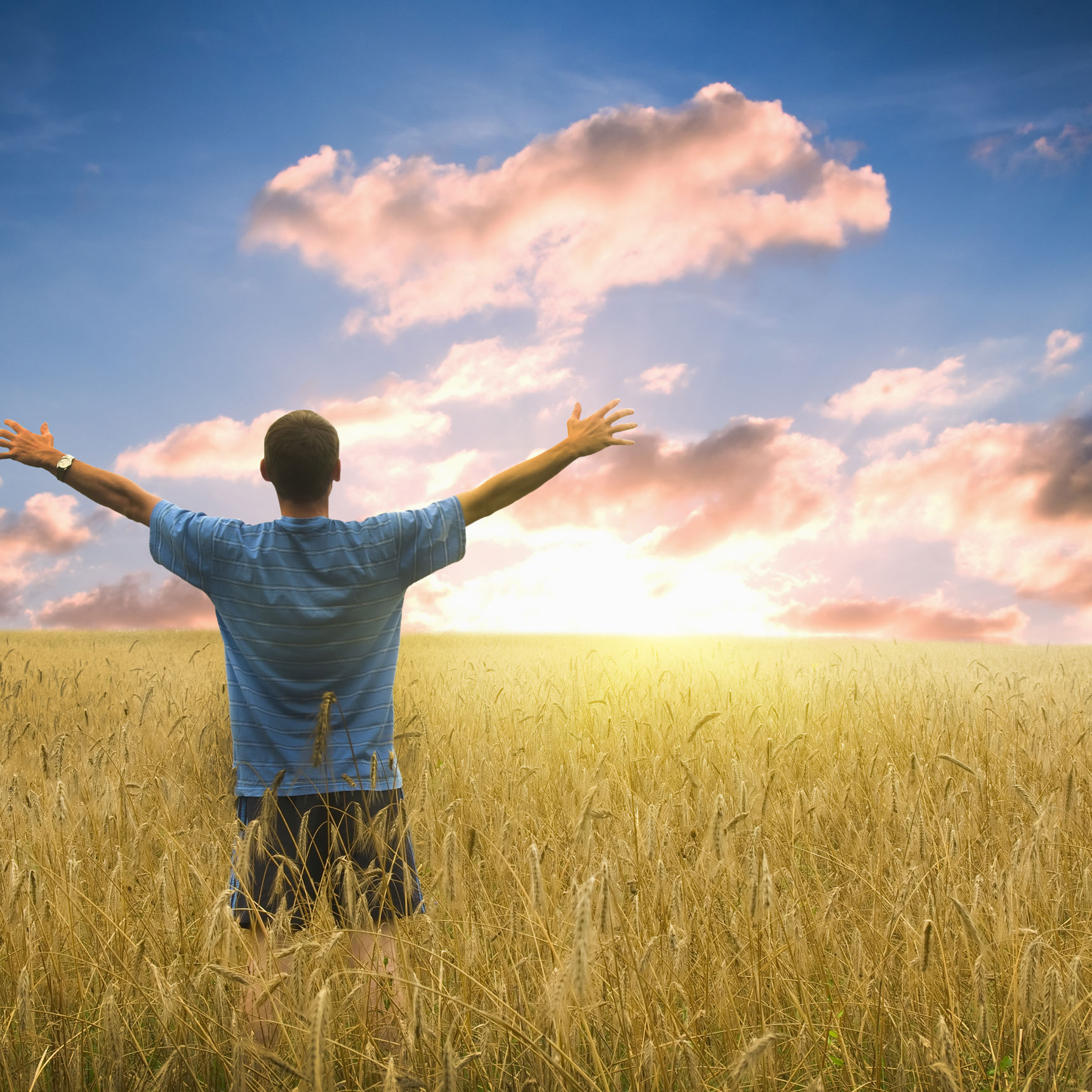 Mand der ser på horisonten med arme ude