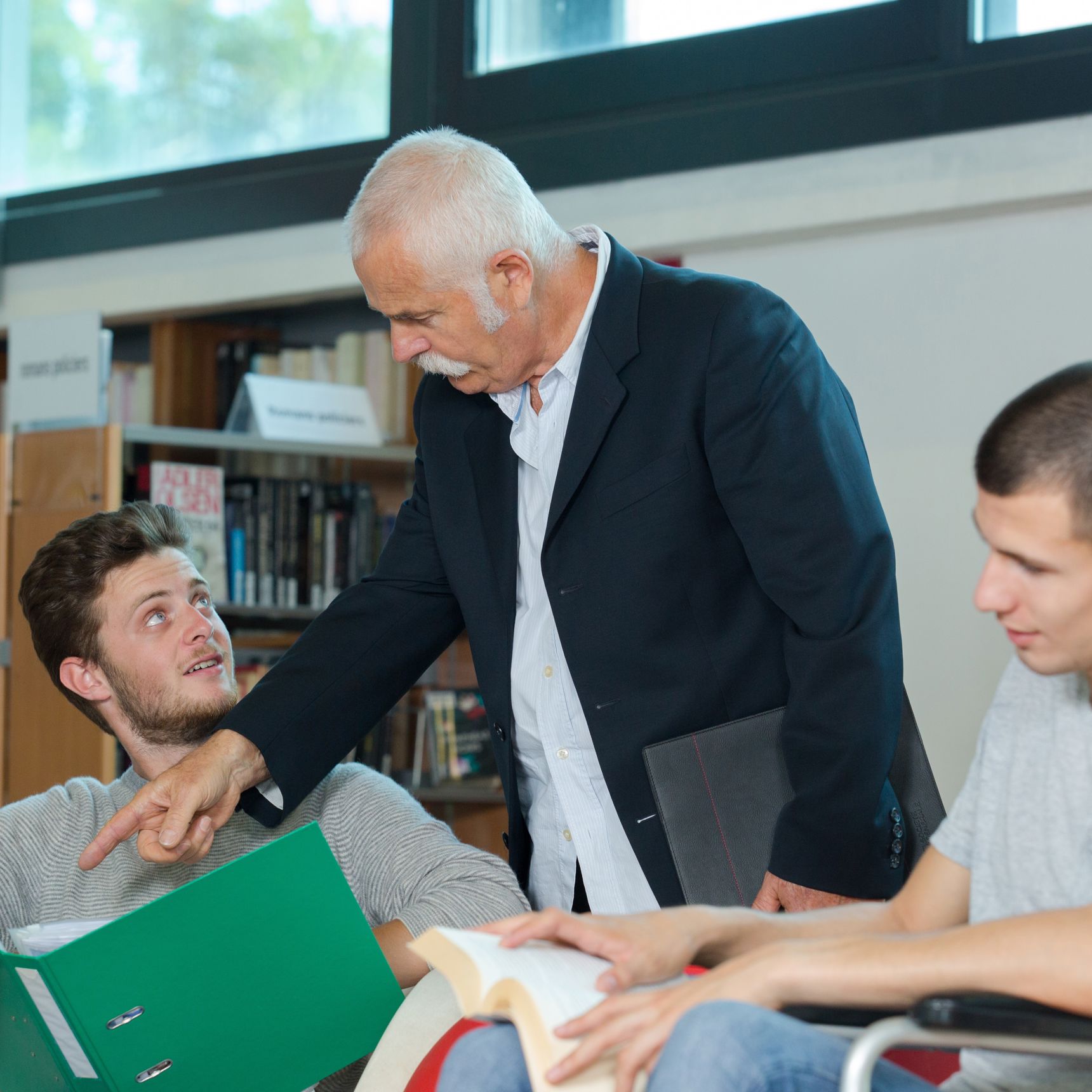 Tre mænd, der kigger i bøger