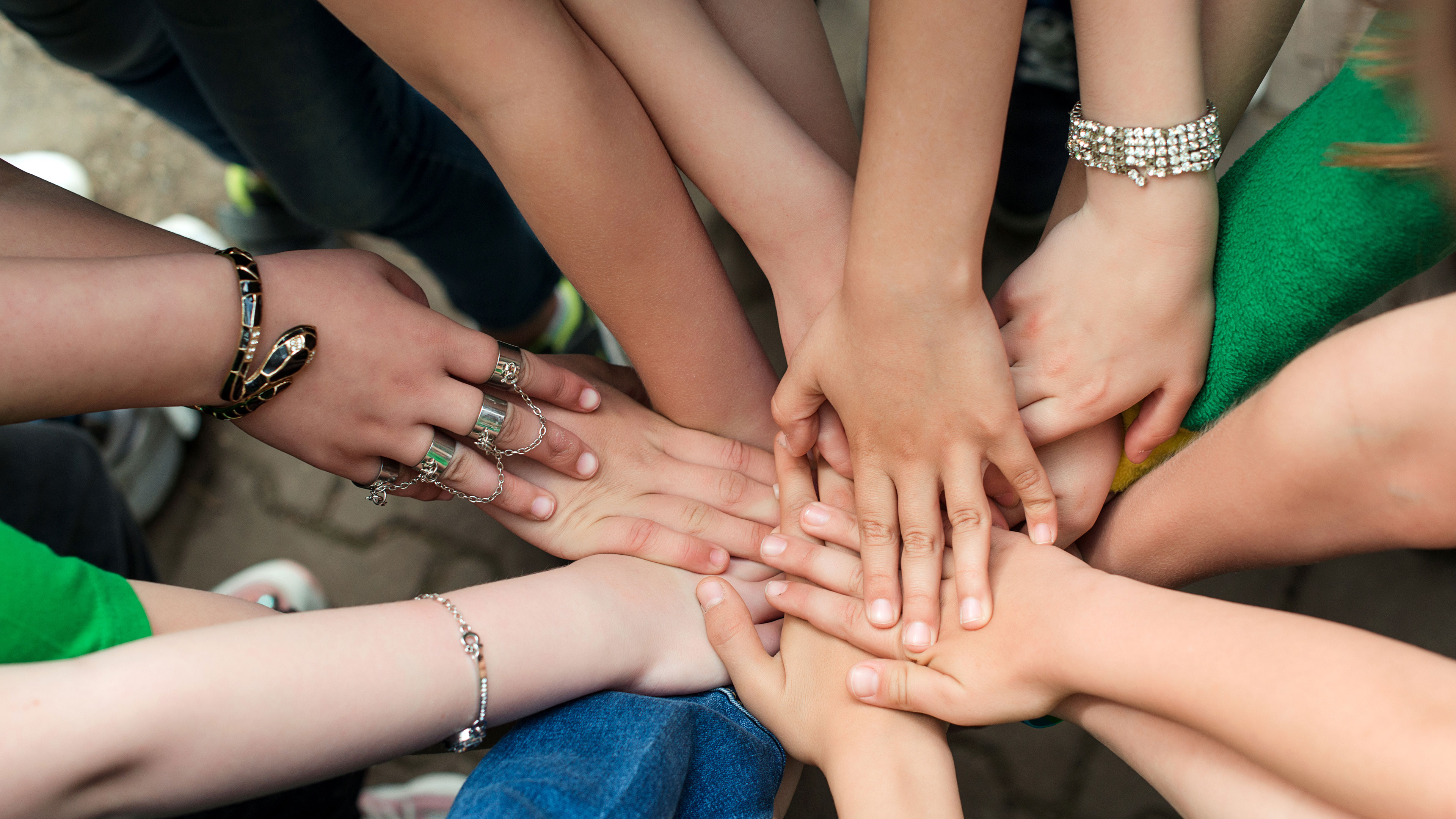 En masse unge der holder hænderne sammen // Foto: Colourbox