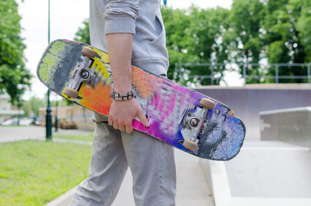 Dreng med skateboard