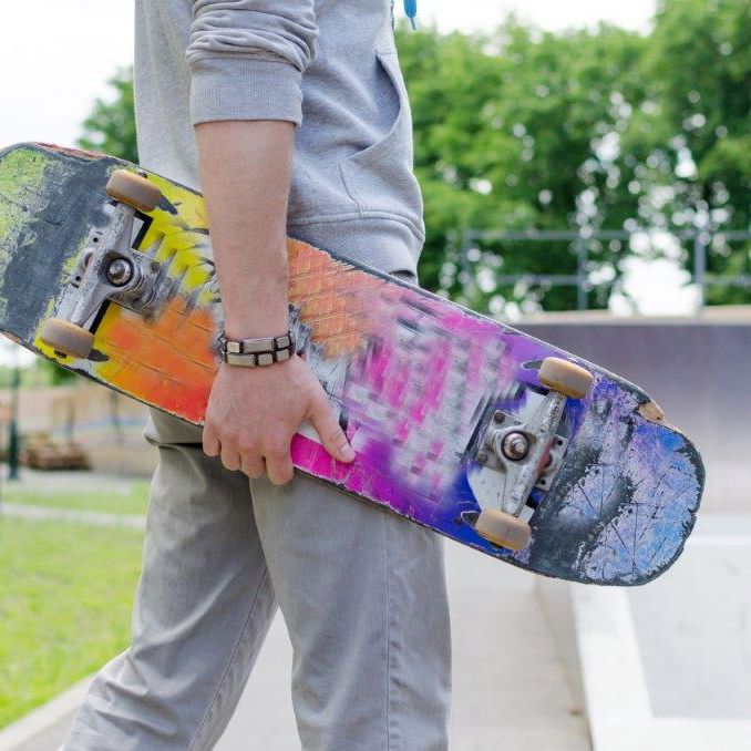 Dreng med skateboard