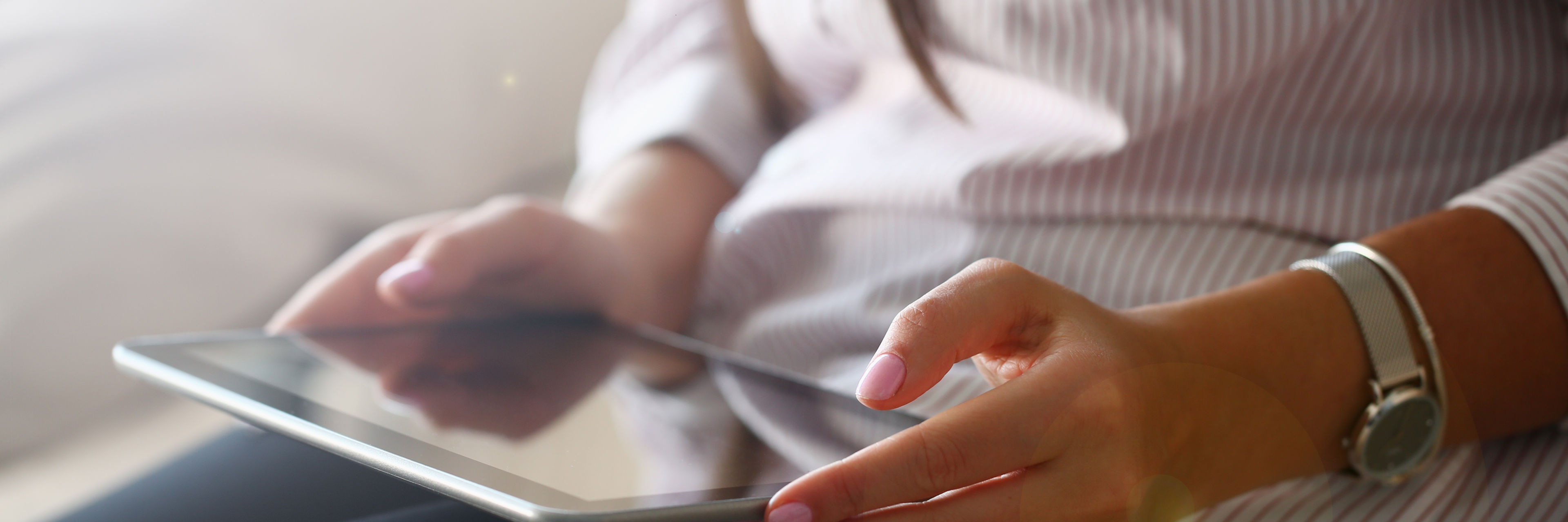 Kvinde med tablet mellem hænderne