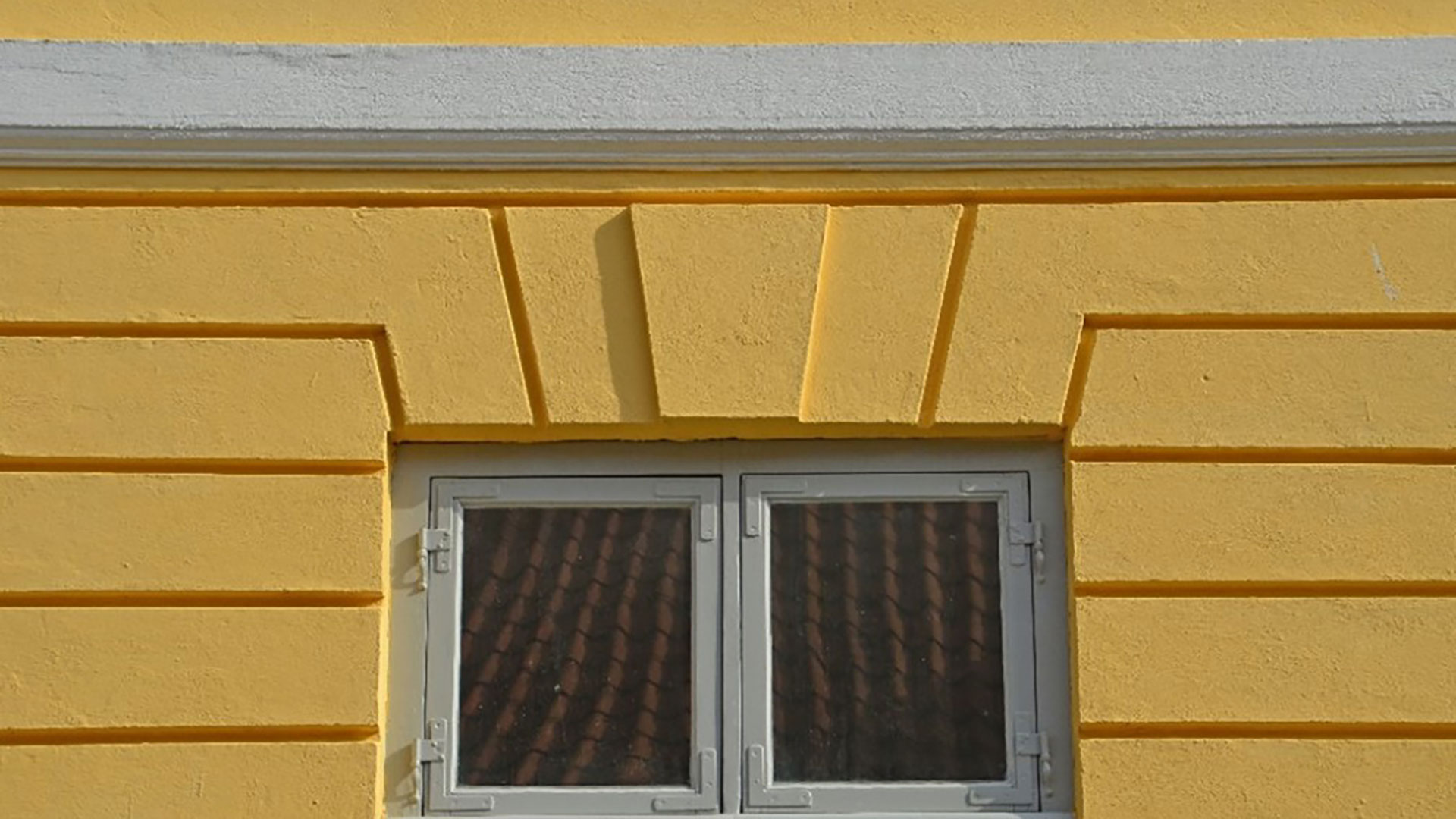 Gul facade fra en af byens bevaringsværdige huse