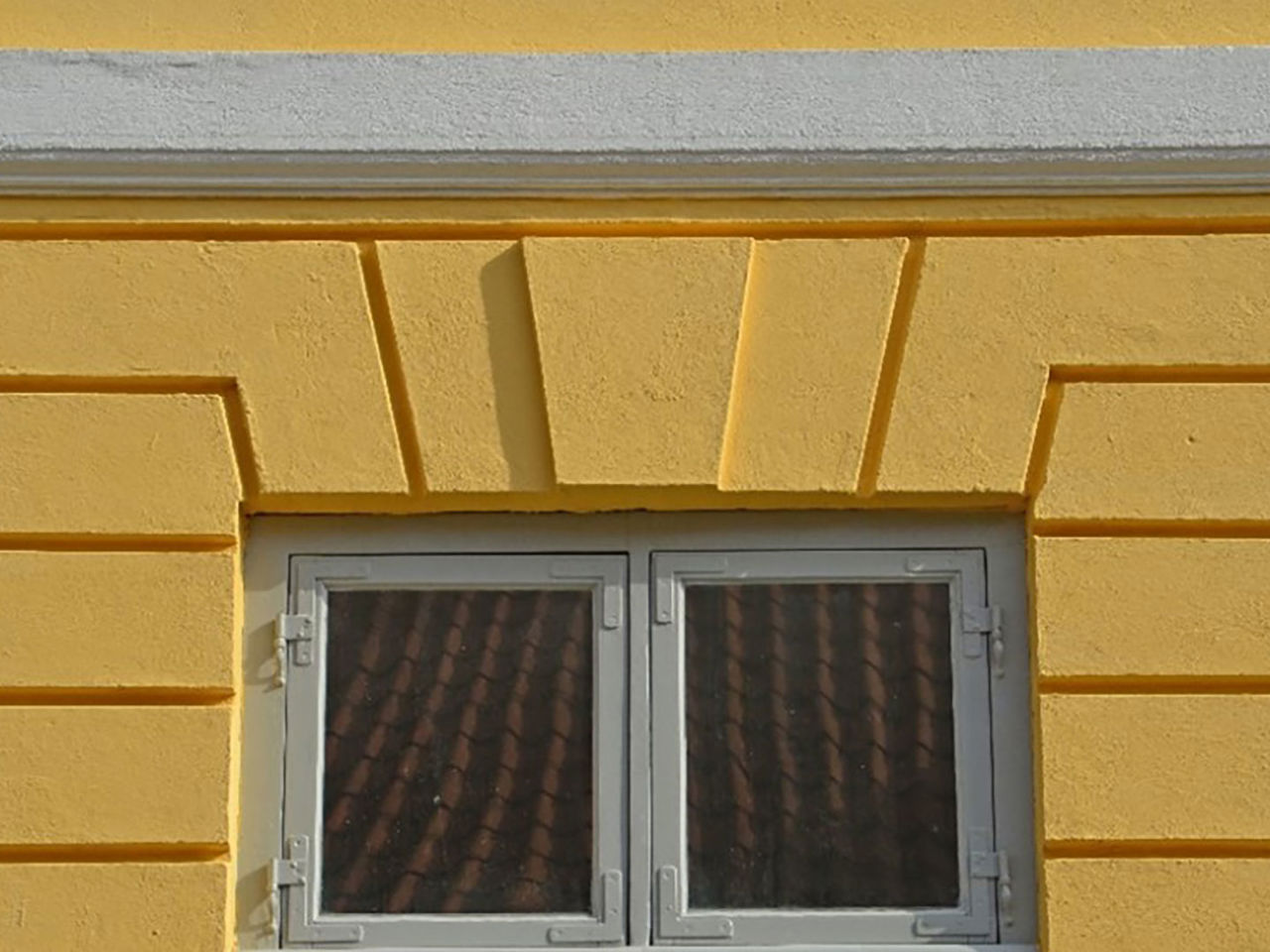 Gul facade fra en af byens bevaringsværdige huse