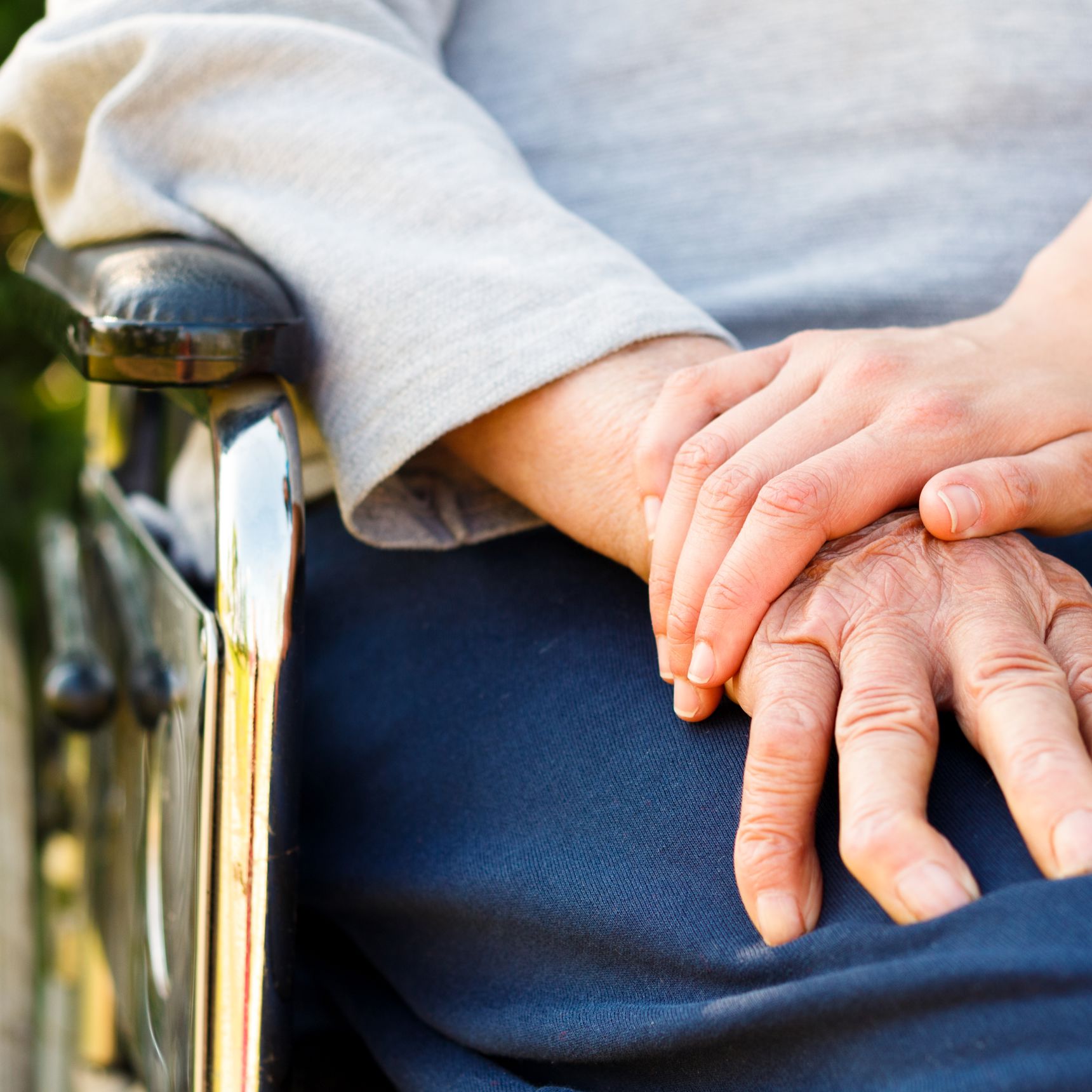 To personer, der holder hænder