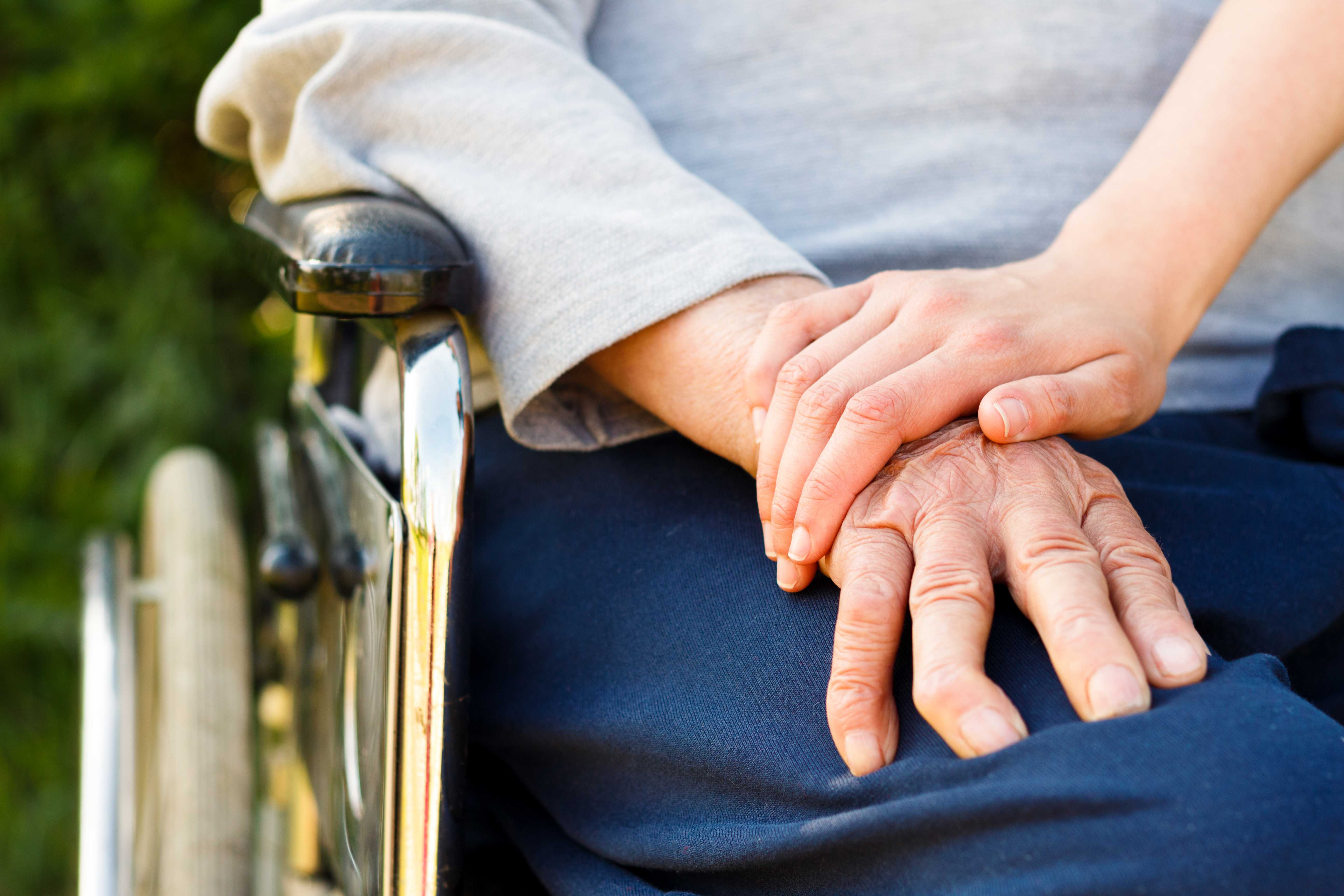 To personer, der holder hænder