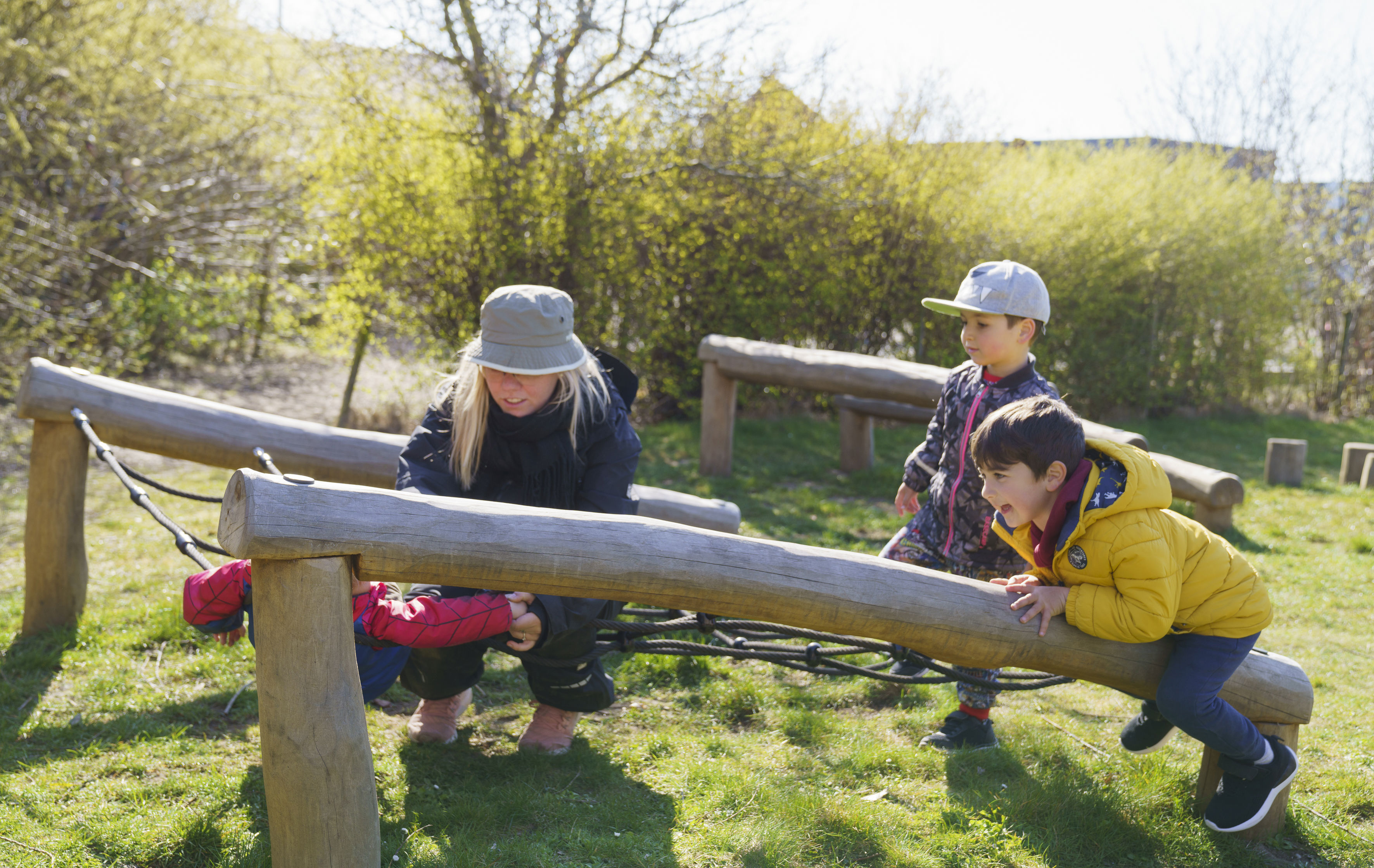 Børn der leger på en vippe