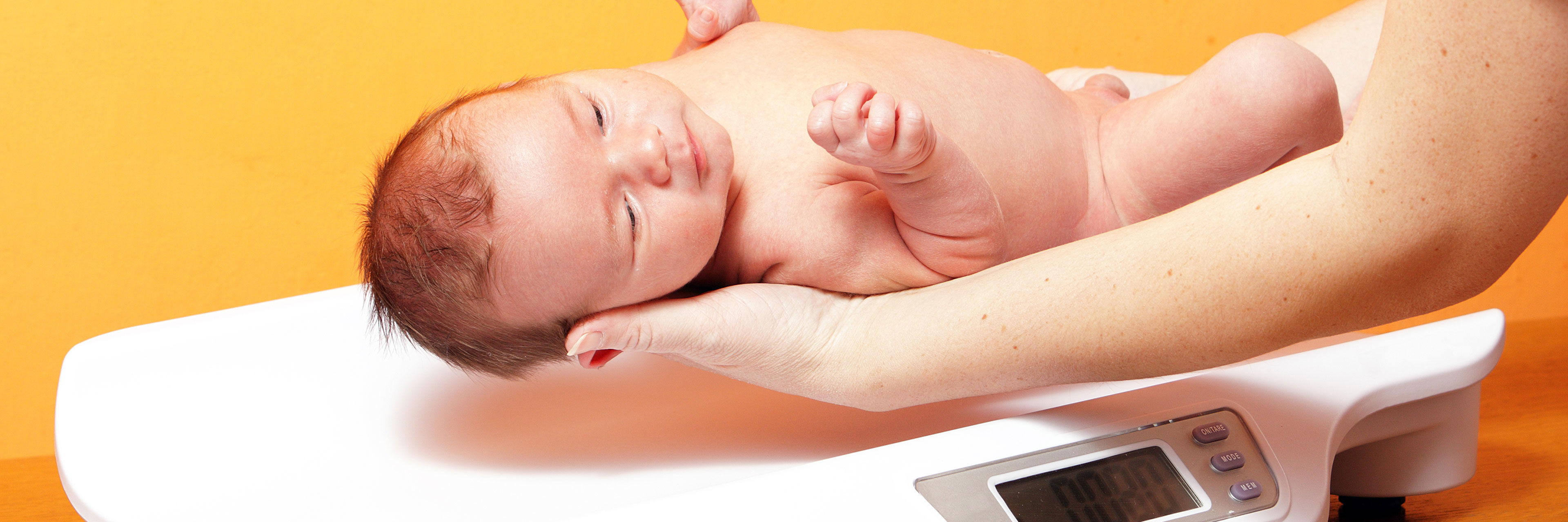 Baby og med med øjenkontakt