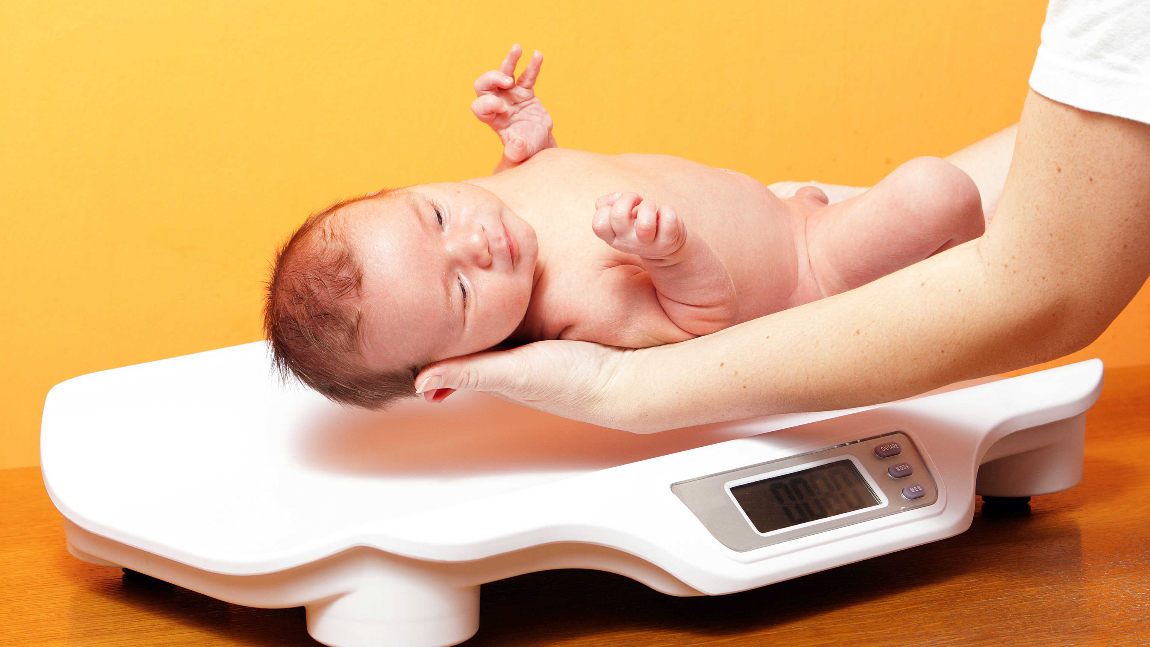 Baby og med med øjenkontakt