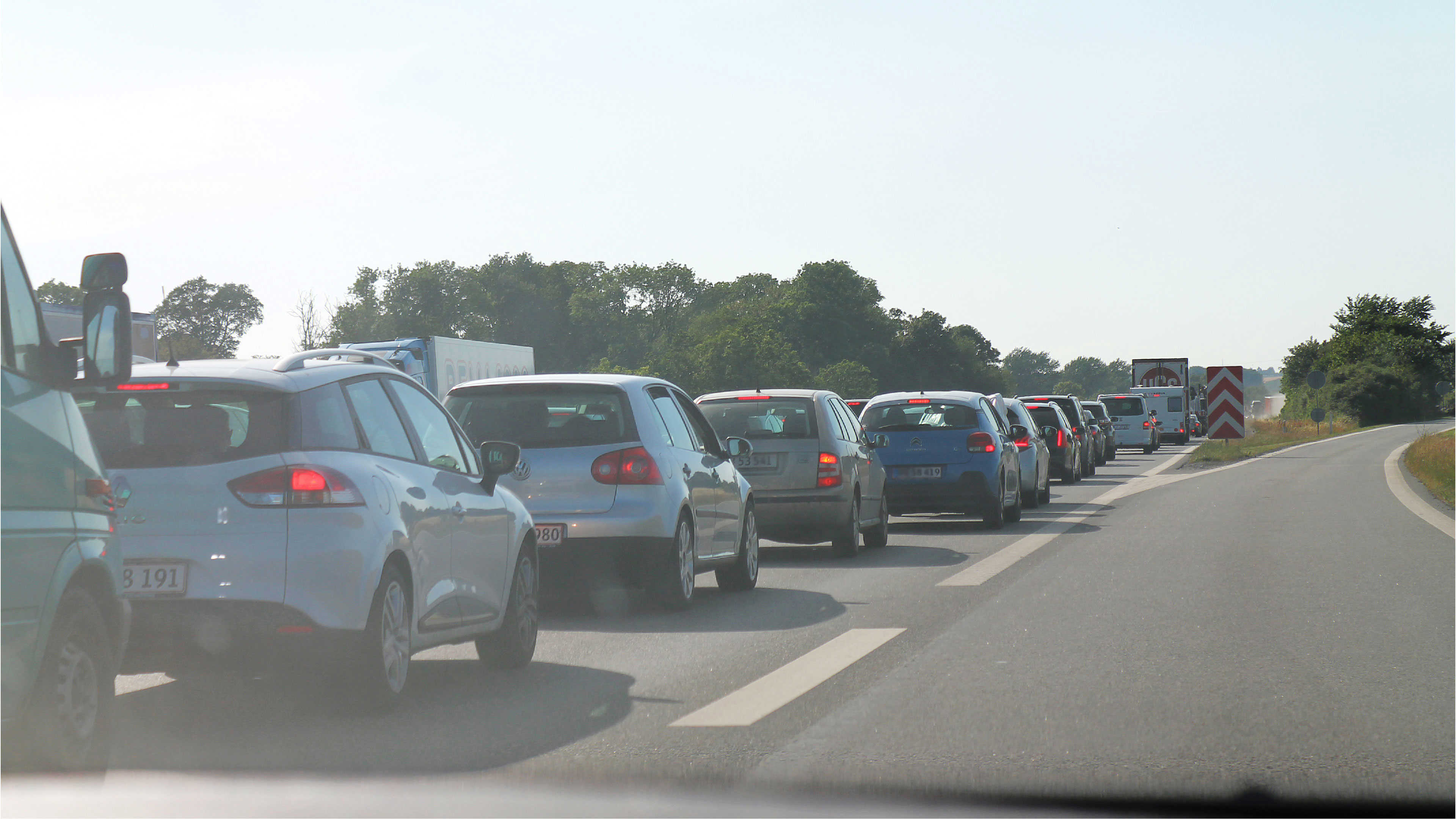 Biler i kø på motorvejen // Foto: Colourbox