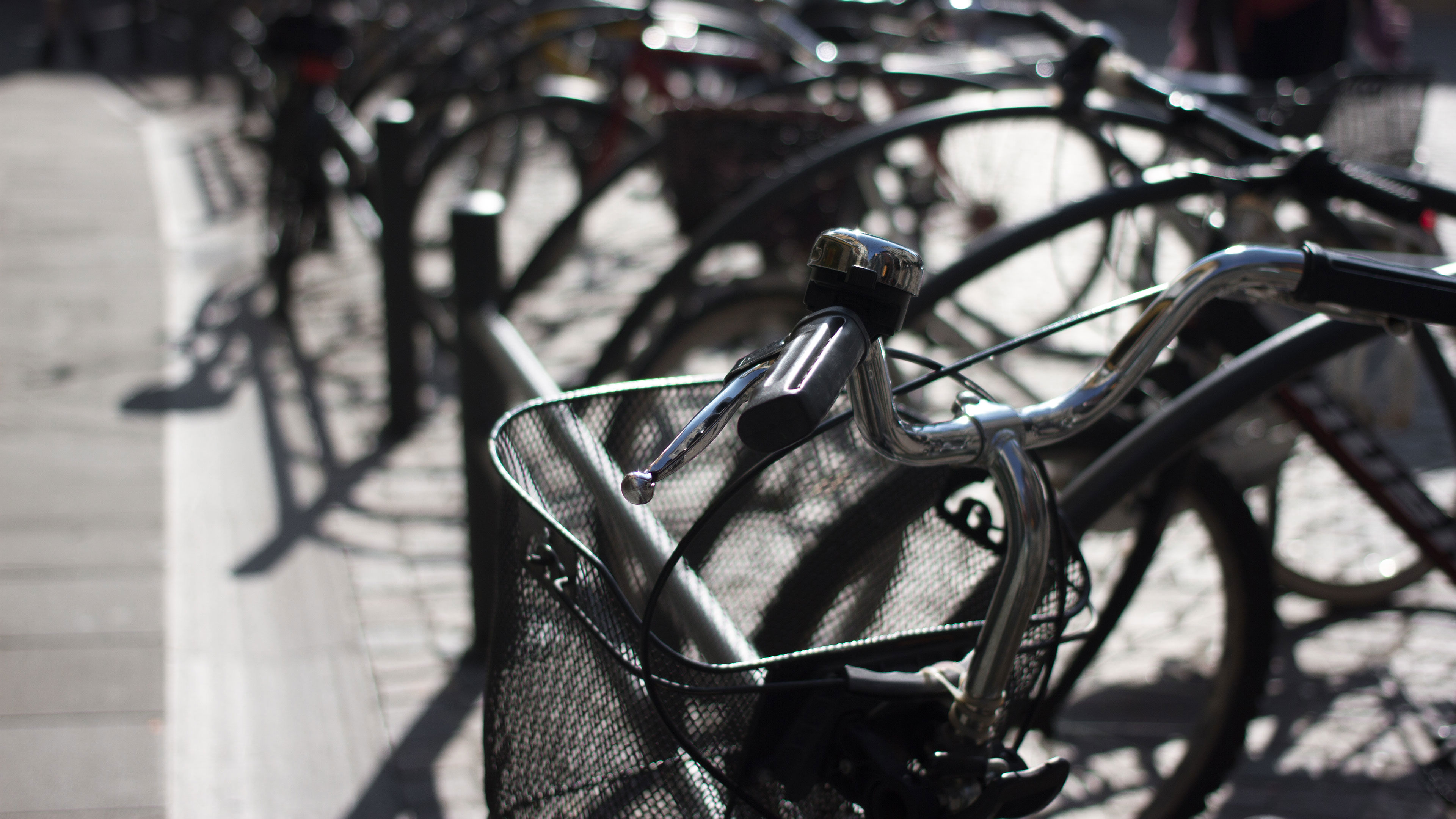 Close-up af cykler i et cykelstativ // Foto: Colourbox