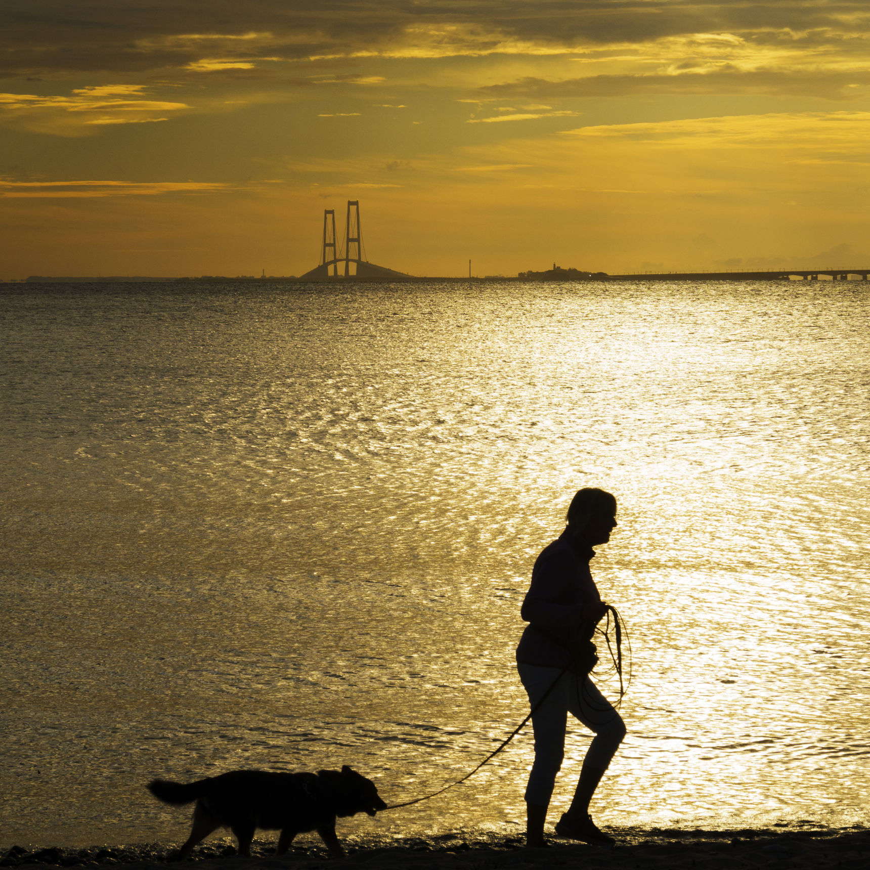Person og pakke med medicin