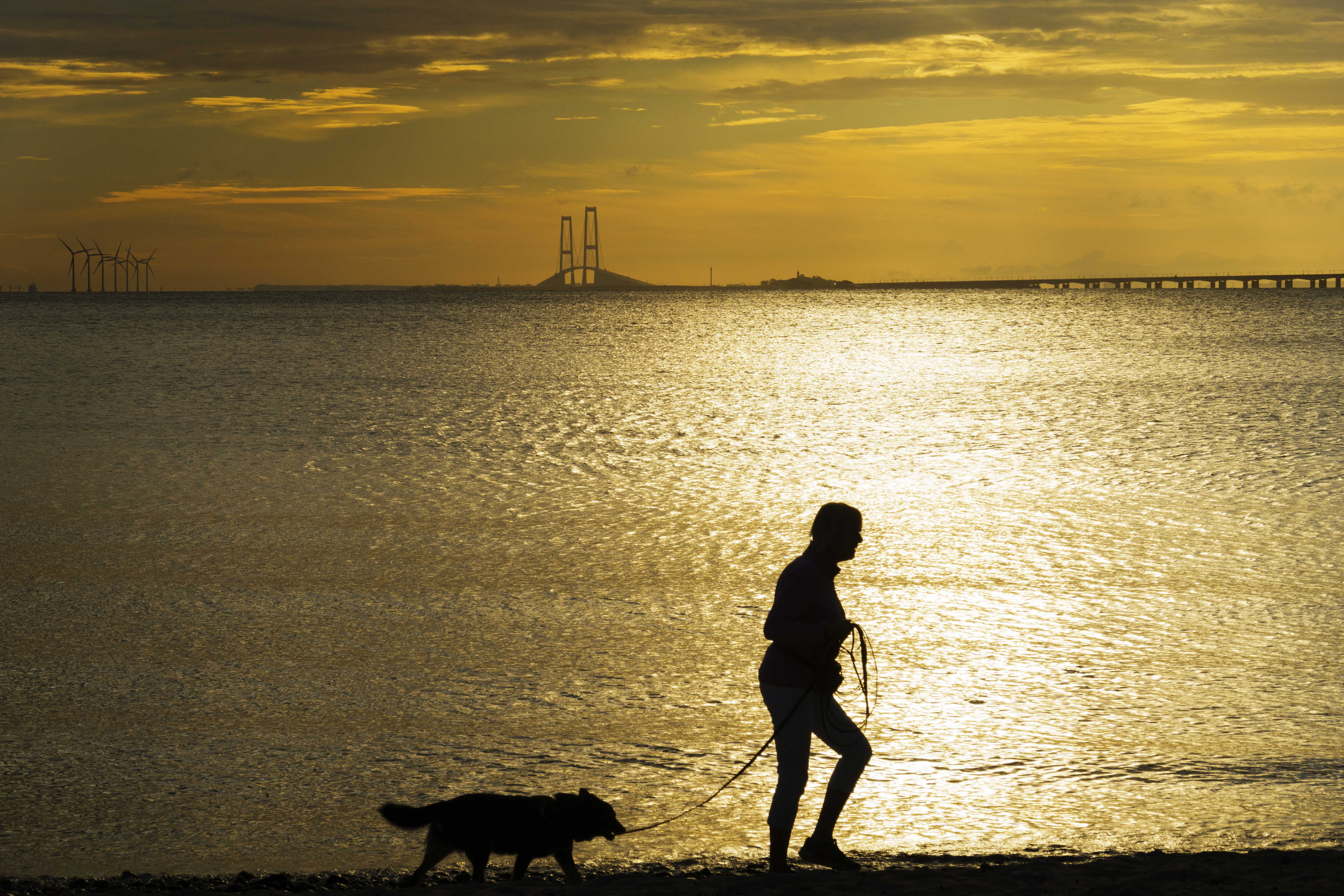 Person og pakke med medicin