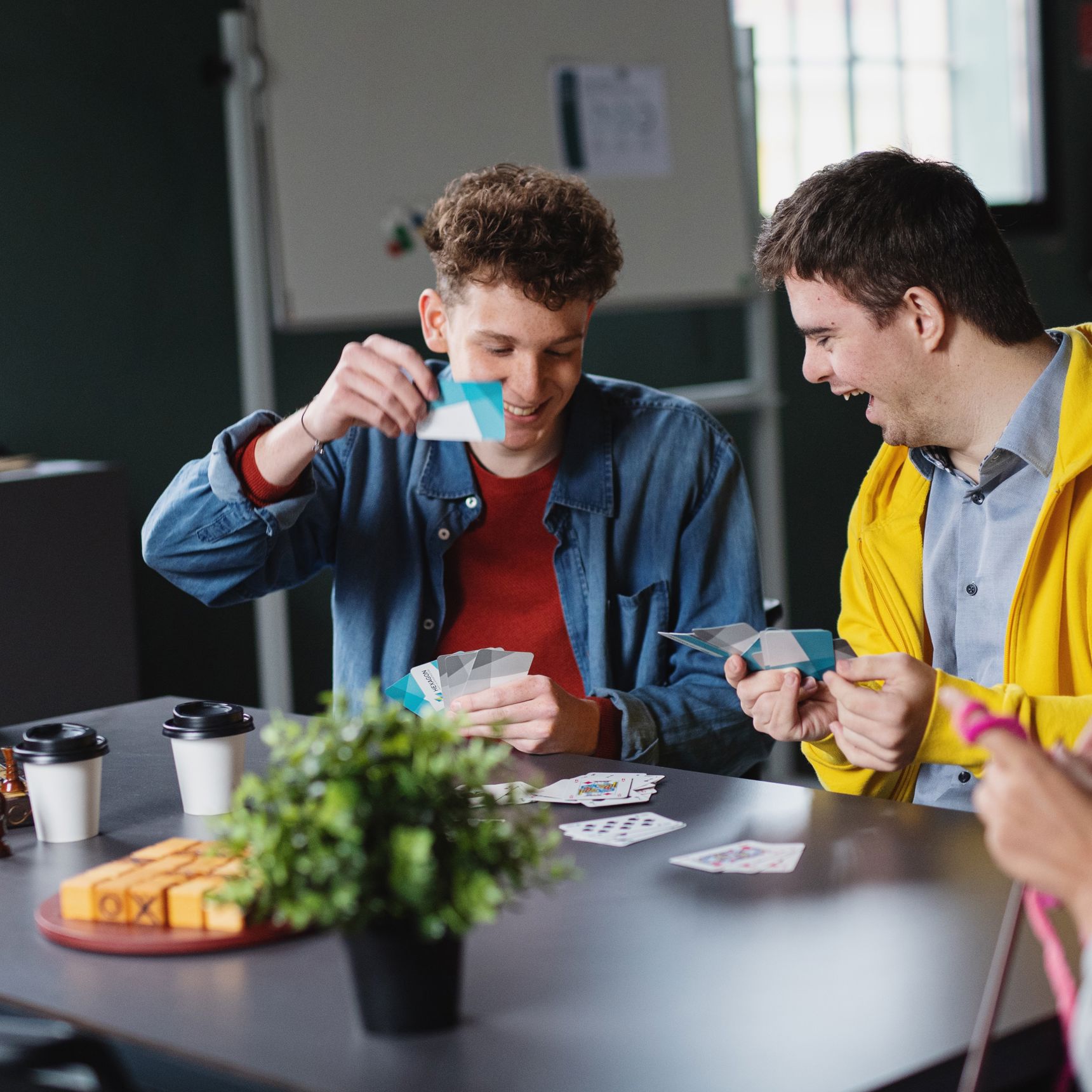 Unge mennesker, der spiller spil