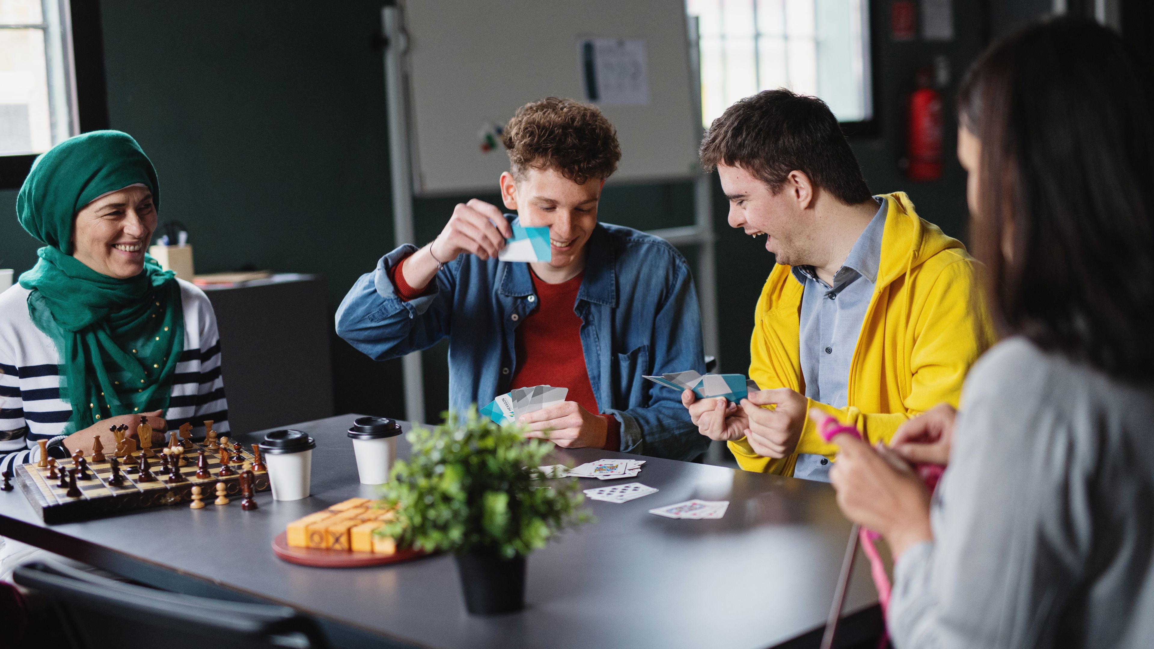 Unge mennesker, der spiller spil