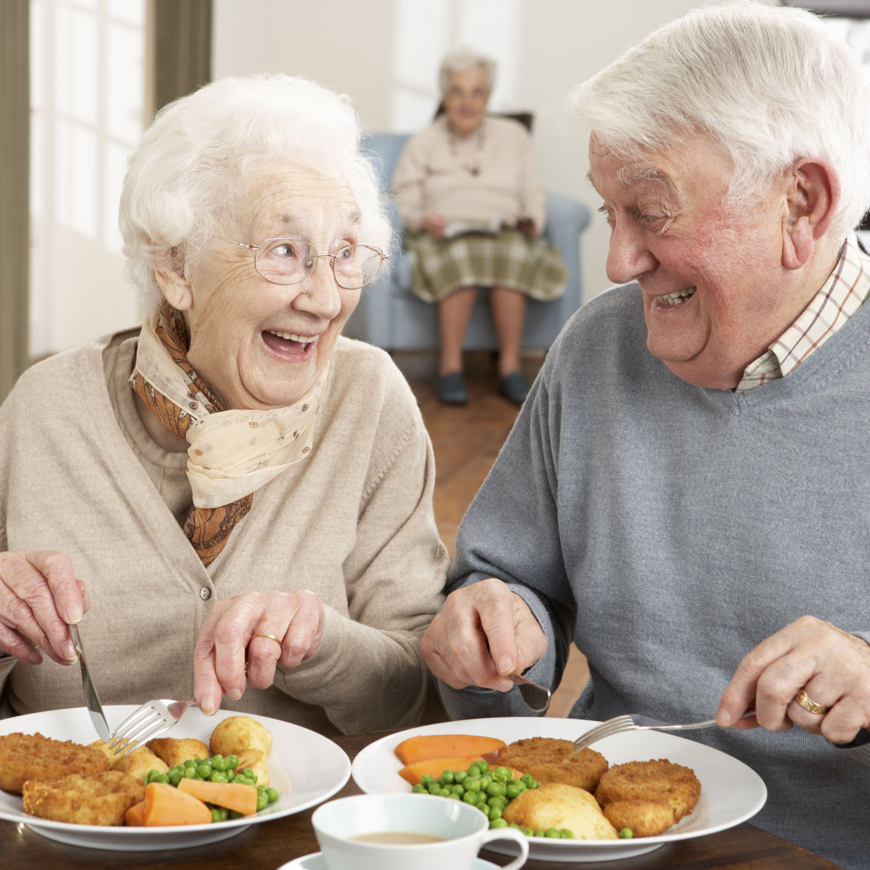 To personer, der spiser sammen