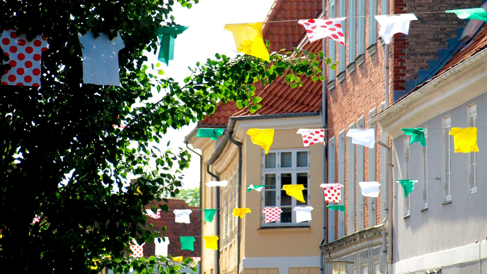 Byens gader pyntet med TDF flag