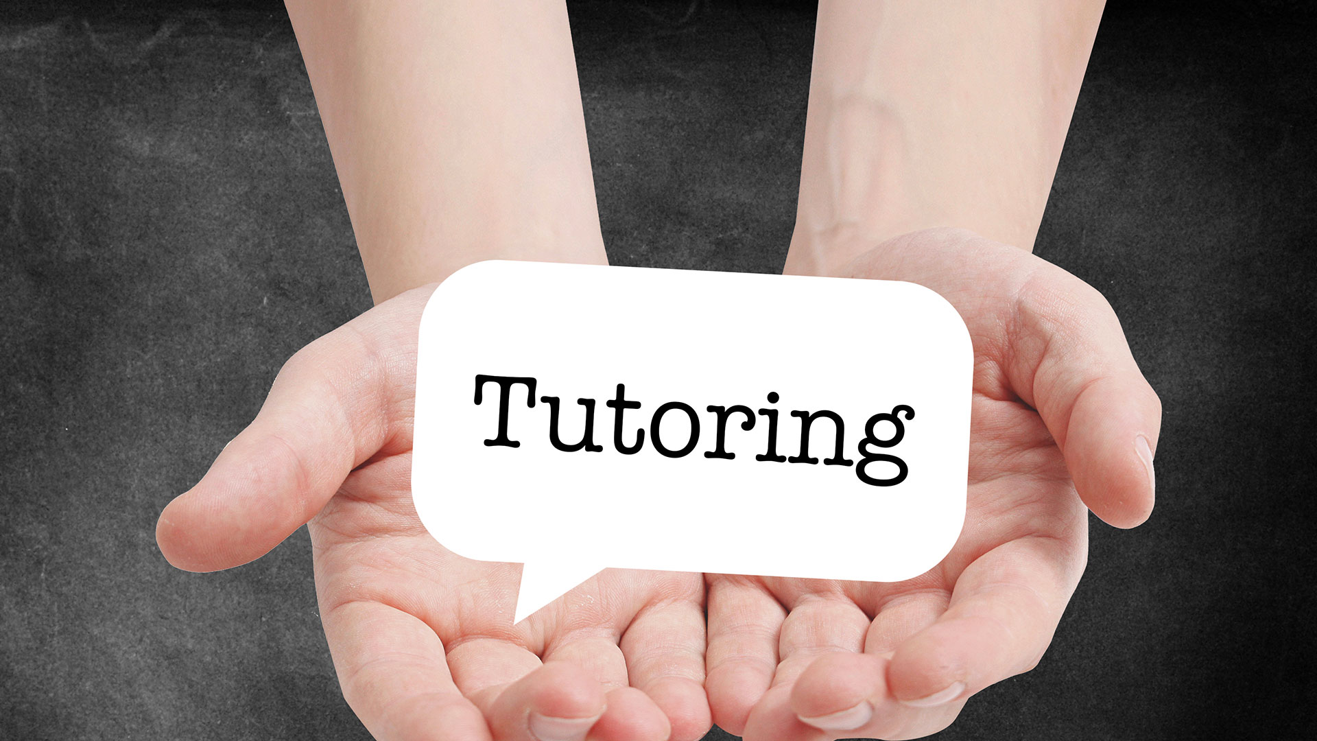 Hænder der holder et skilt med ordyden Tutoring