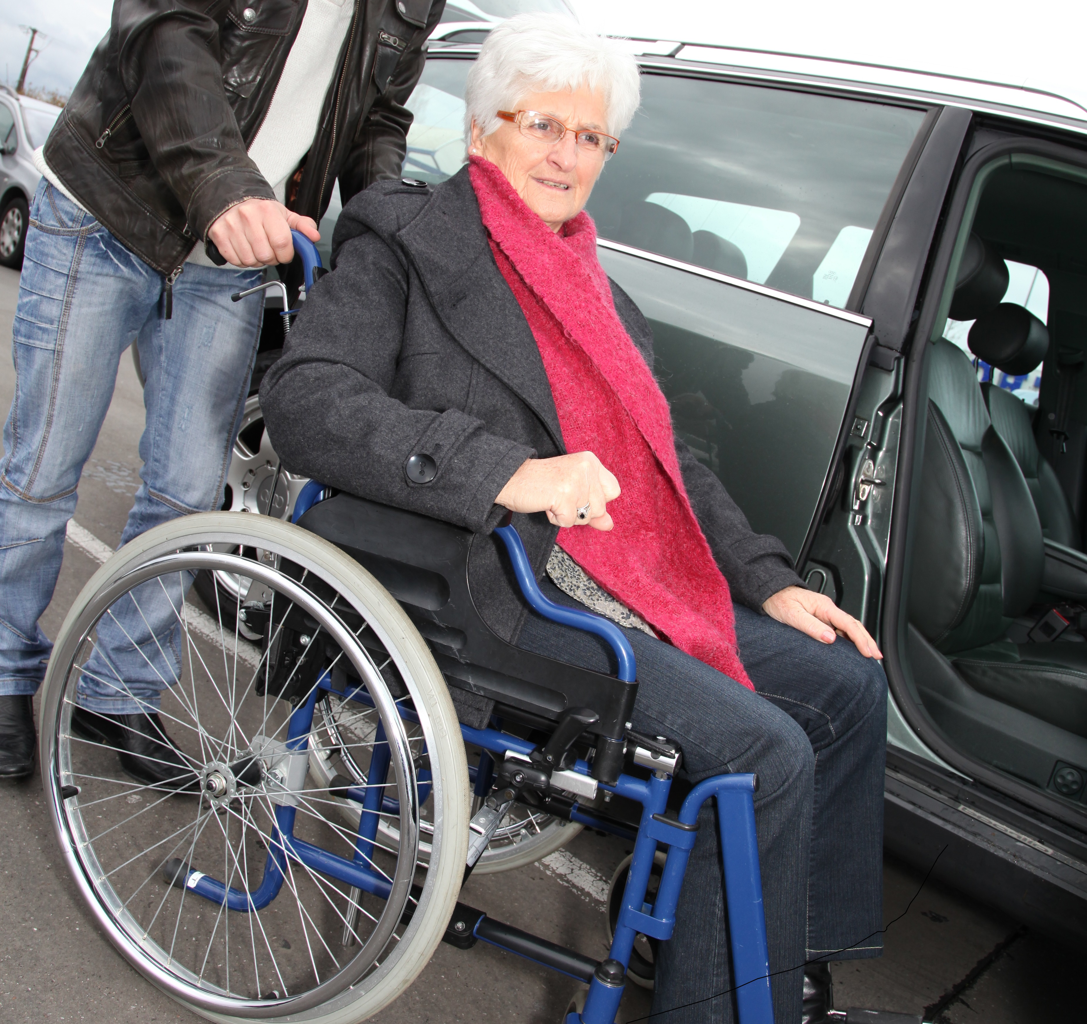 Mand og dame, der gør klar til at køre i handicapbil