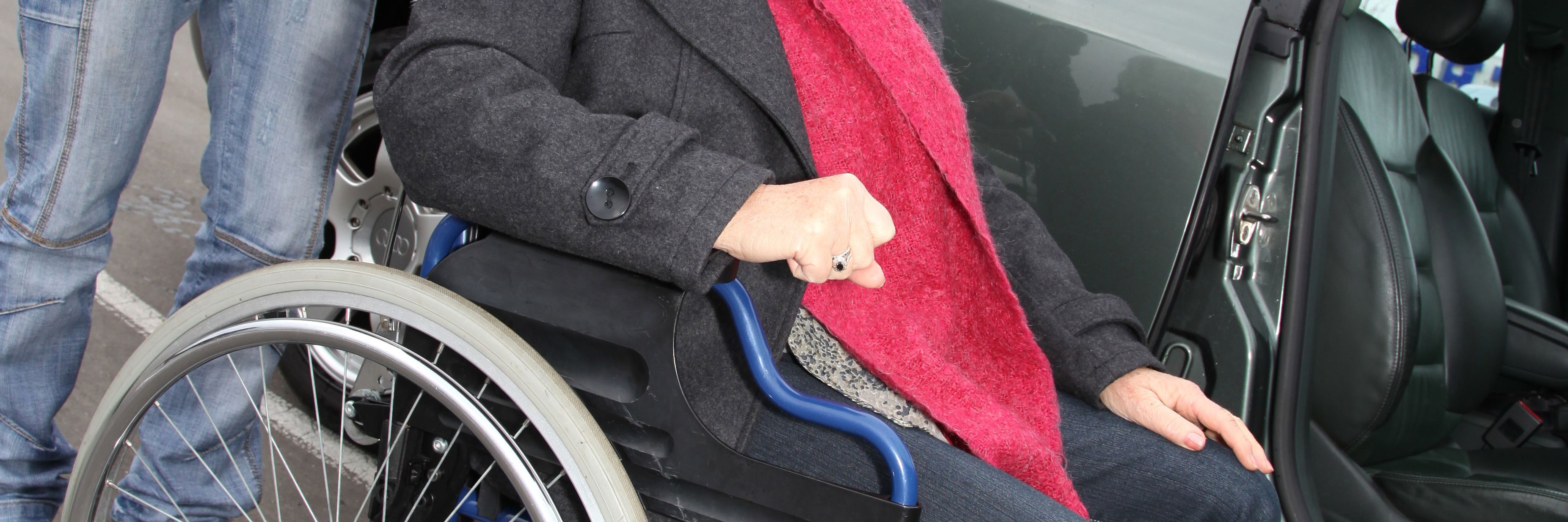 Mand og dame, der gør klar til at køre i handicapbil