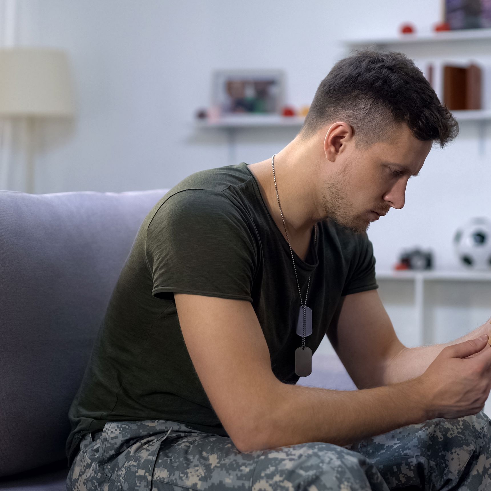 Mand der kigger på et kors