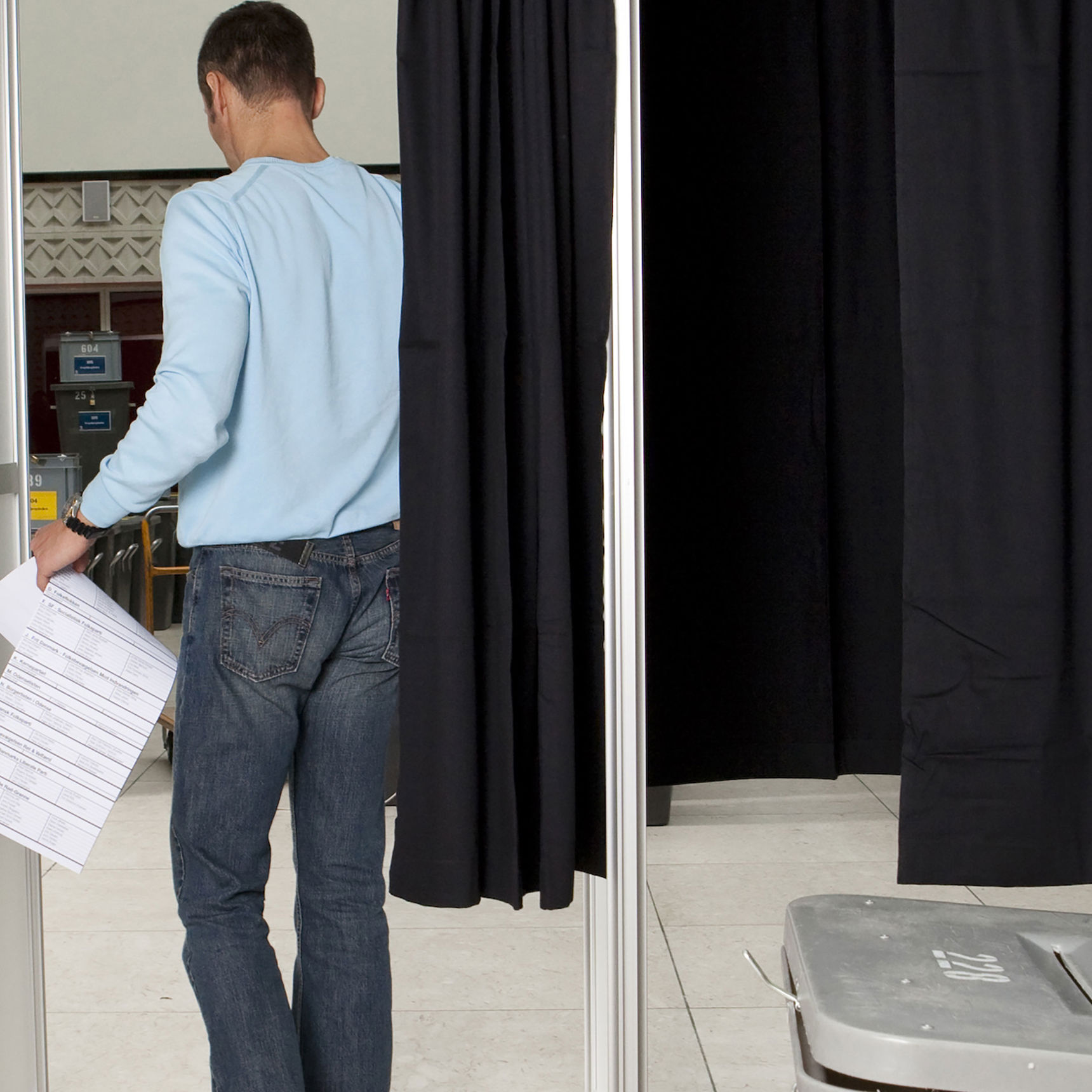 Mand der går ud af en valgboks // Foto: Colourbox