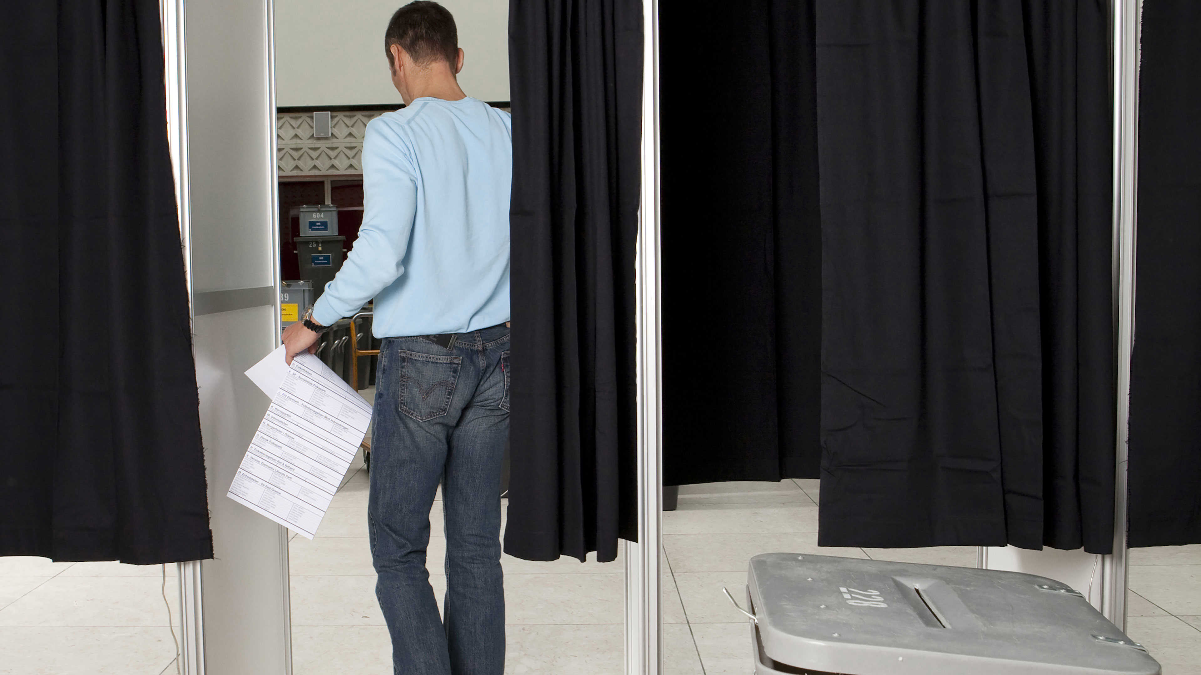 Mand der går ud af en valgboks // Foto: Colourbox