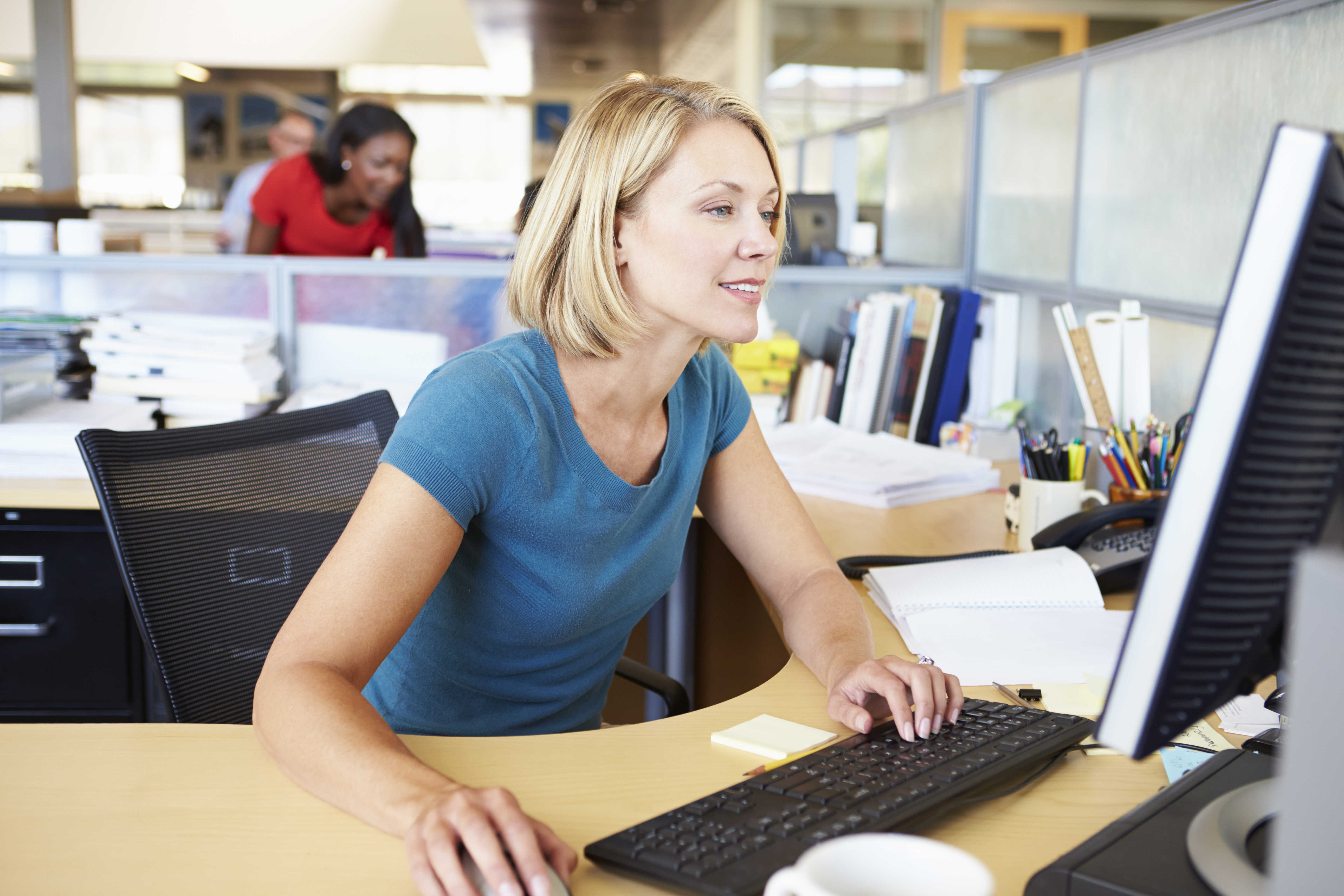 Kvinde på kontor ved computer