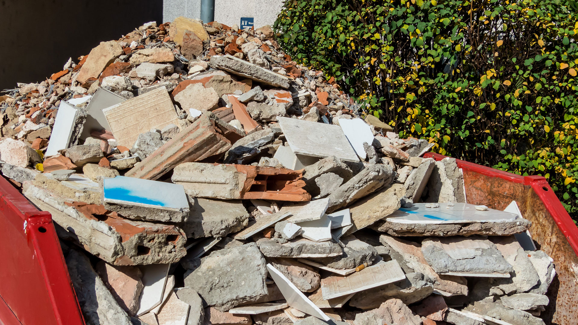 Container med bygningsaffald
