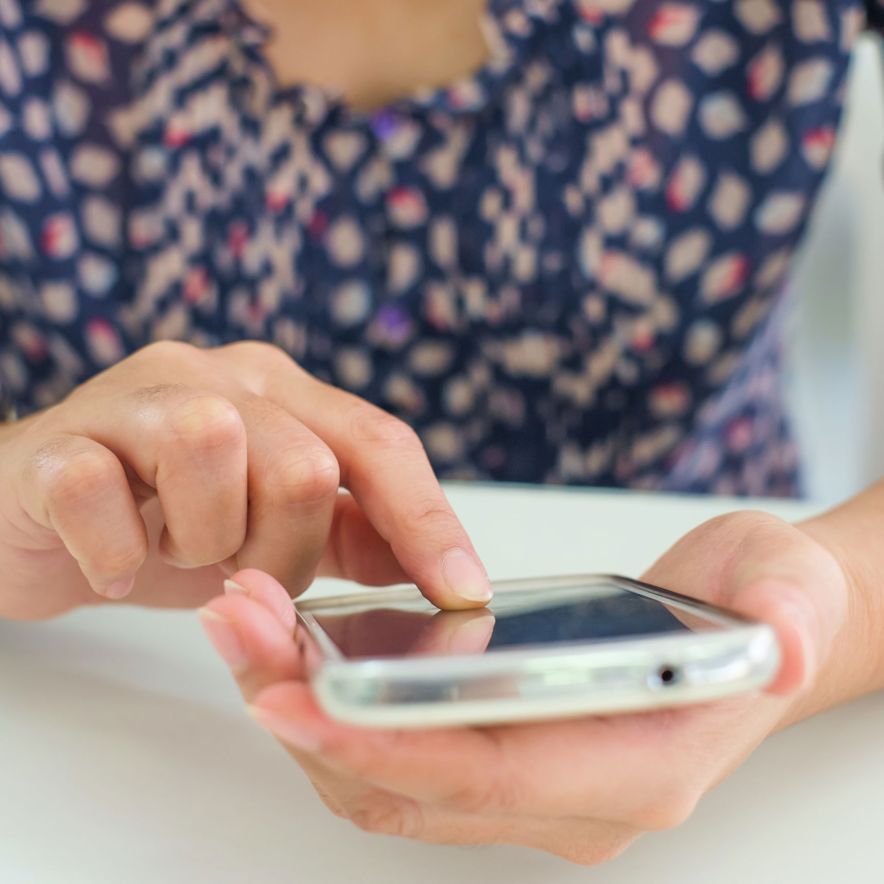 Kvinde med smartphone