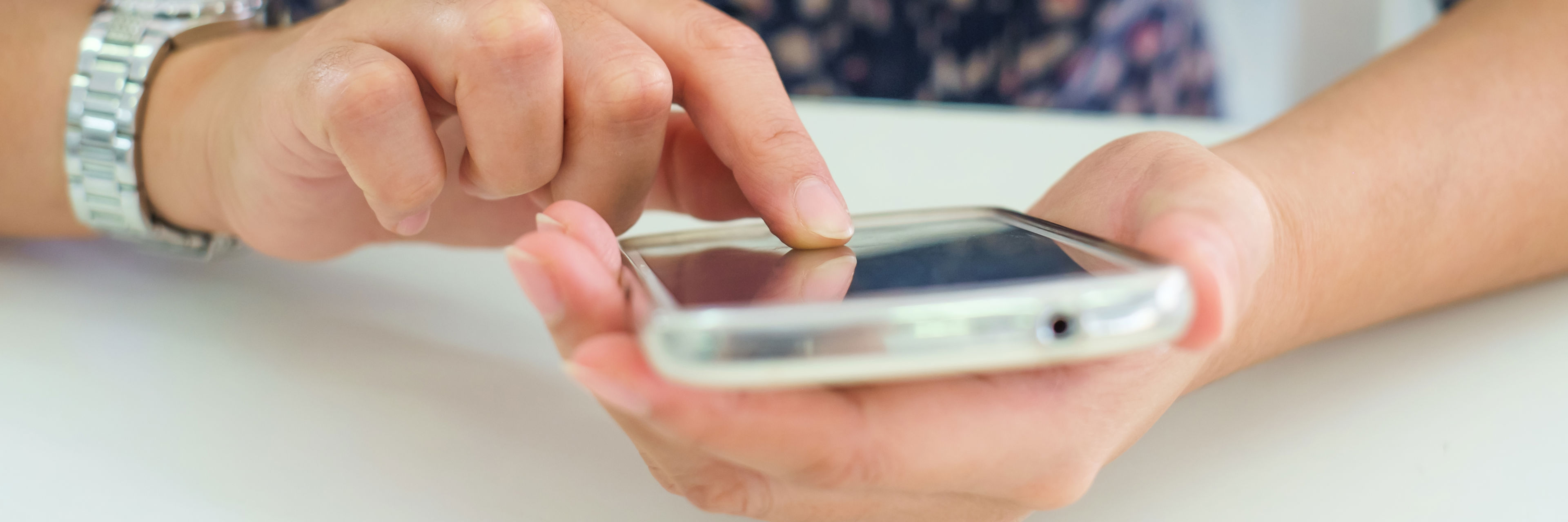 Kvinde med smartphone