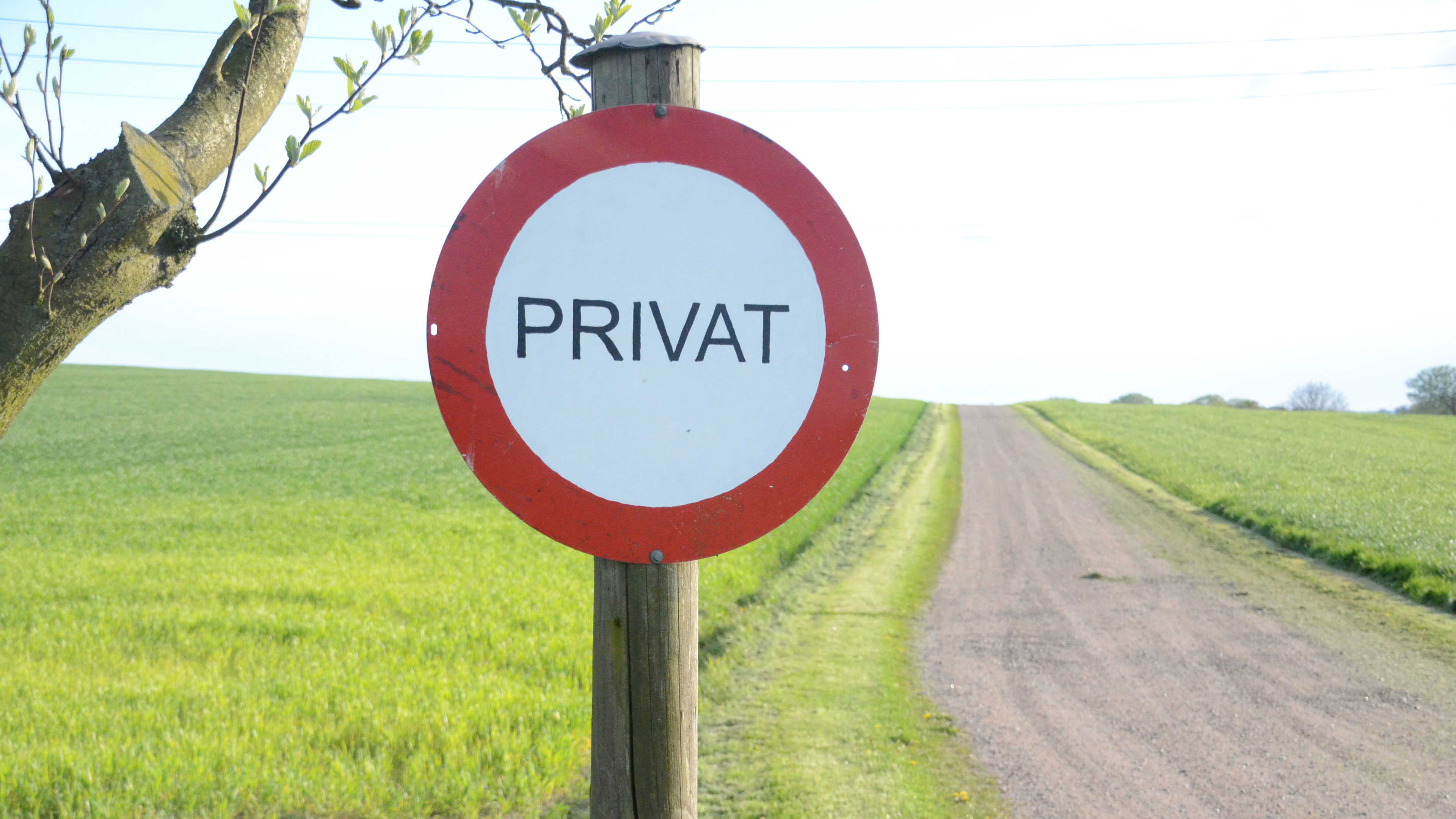 Skilt der henviser til 'Privat vej'