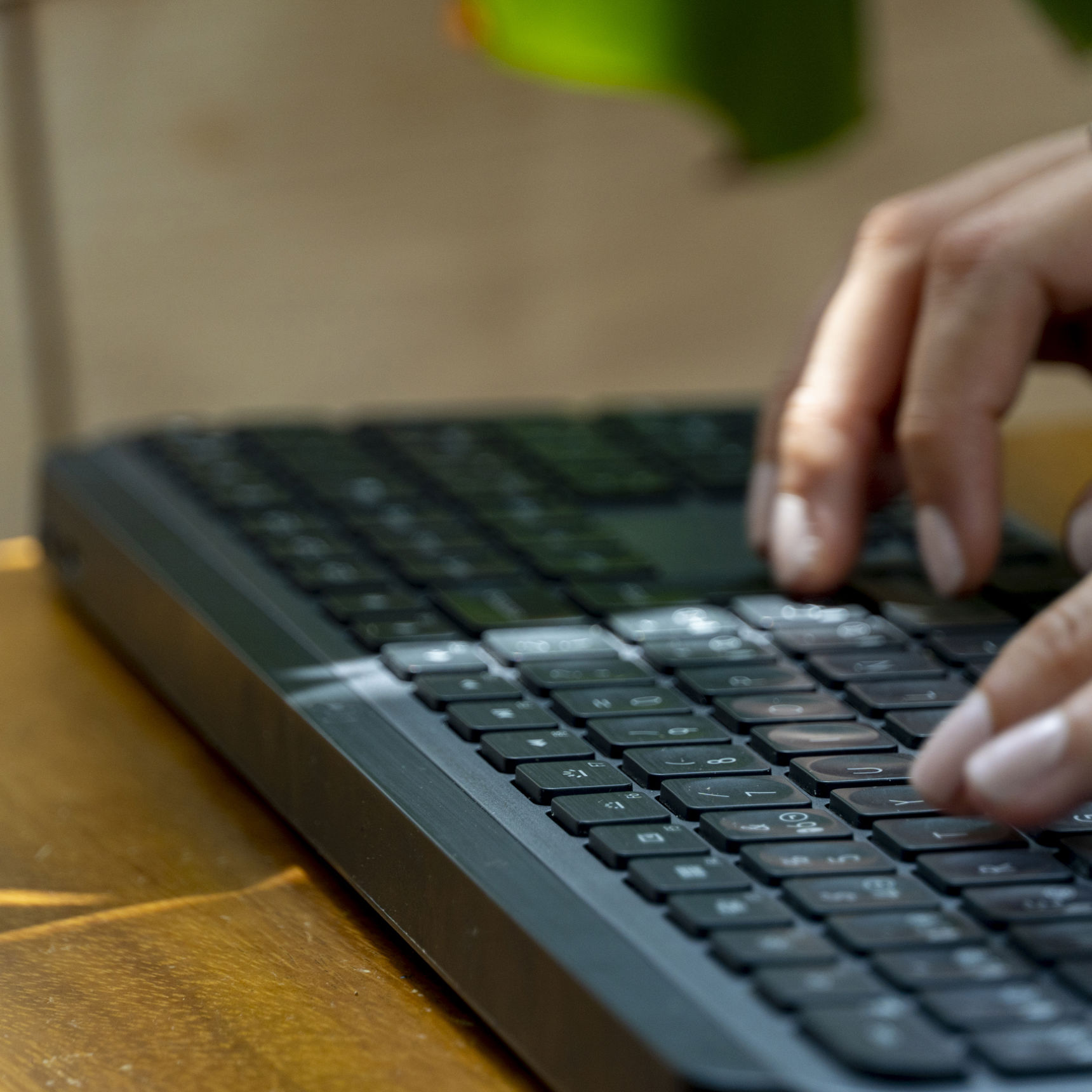 Kvinde skriver på tastatur