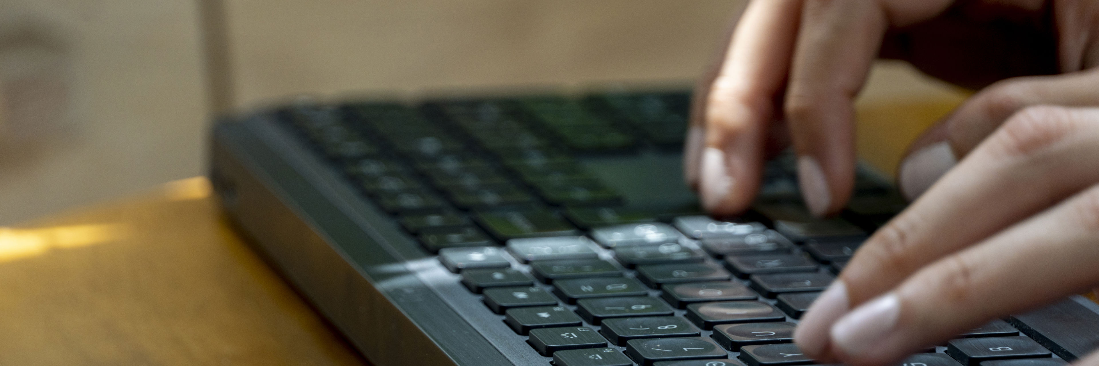 Kvinde skriver på tastatur