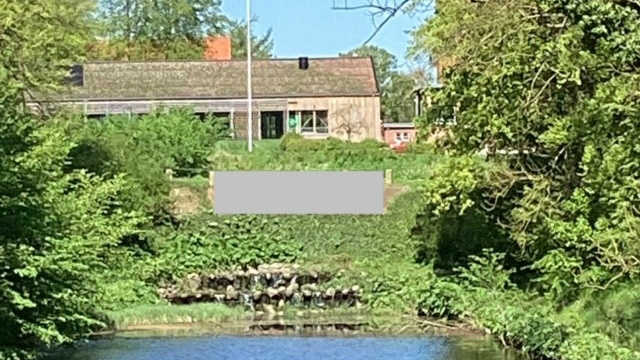 Den døde grav ved Nyborg Vold - grå skraveret felt over blomsterbedet // Foto: Nyborg Kommune
