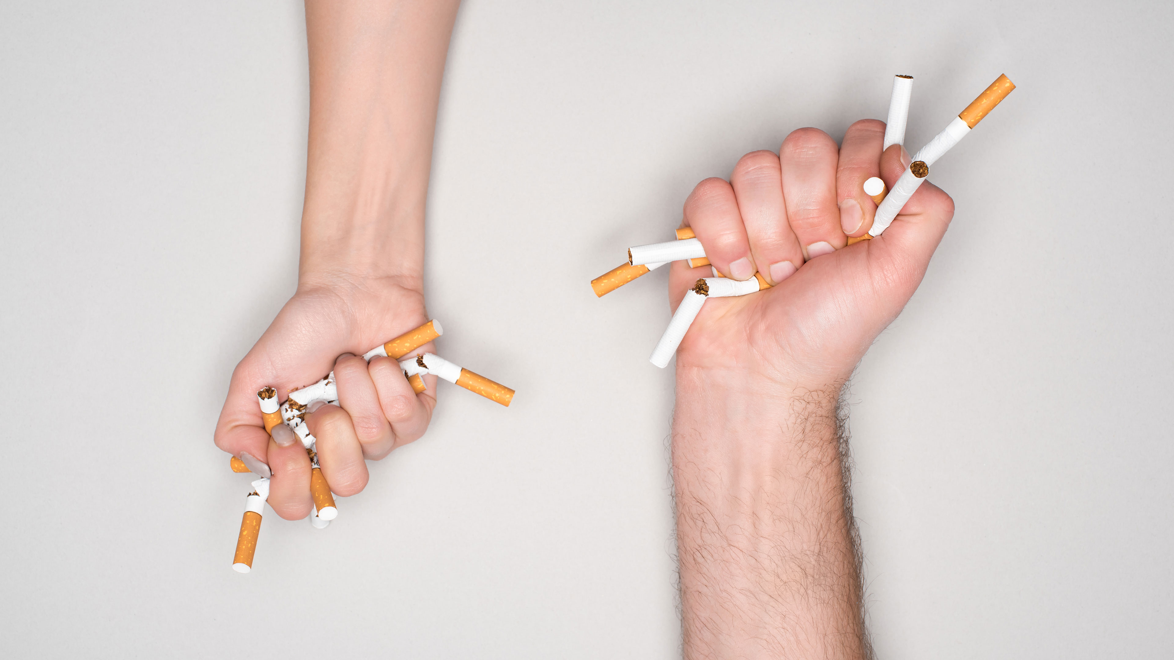 Hænder der knækker cigarette