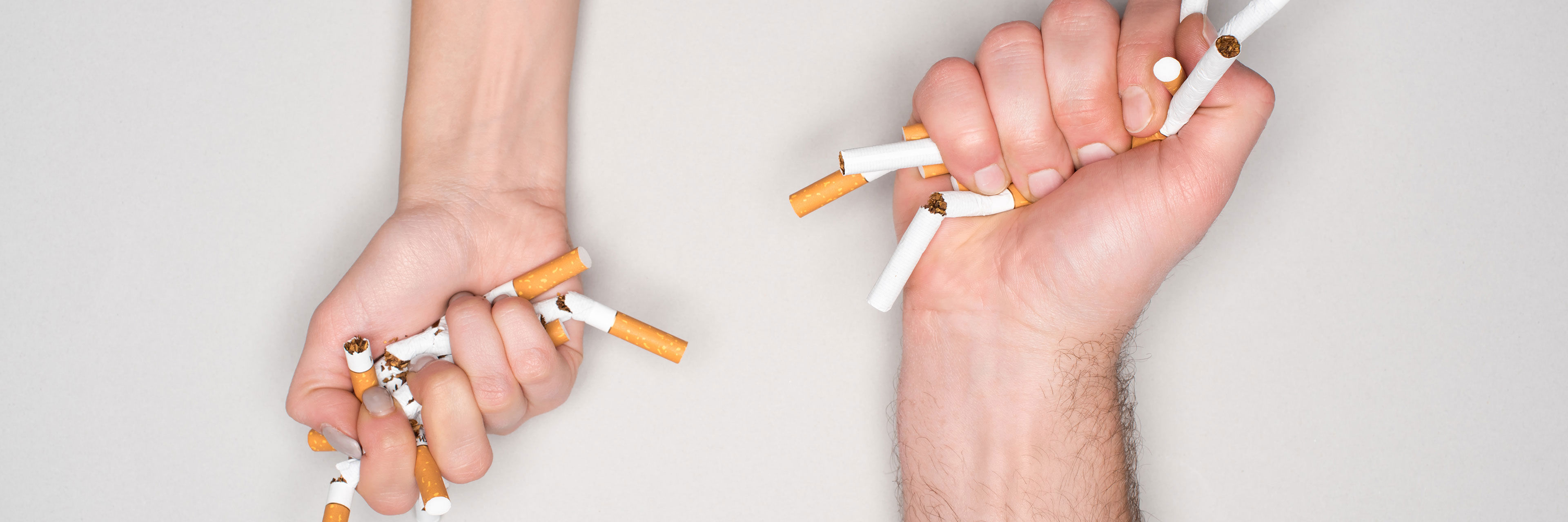 Hænder der knækker cigarette