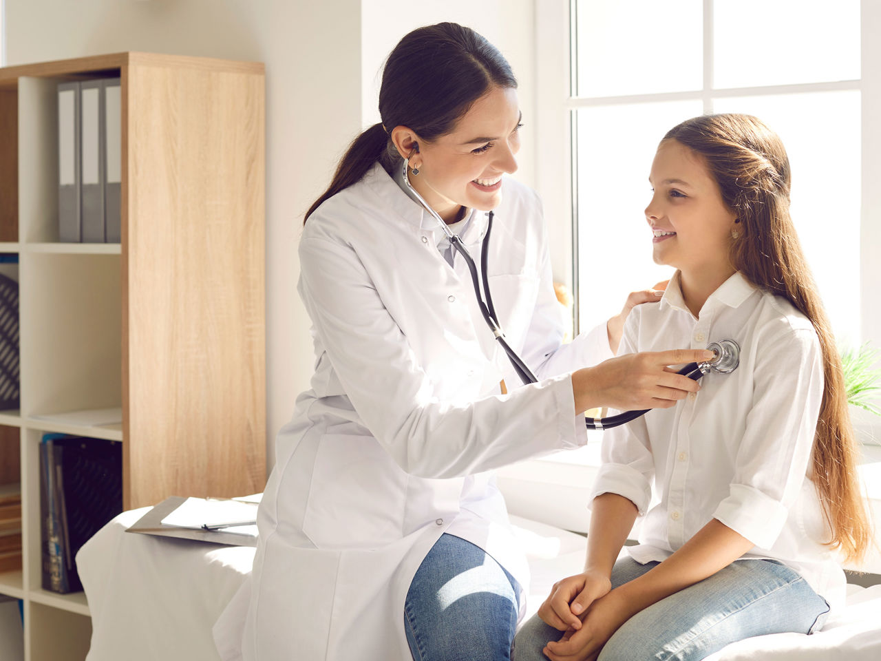 Læge der lytter på en piges hjerte // Foto: Colourbox