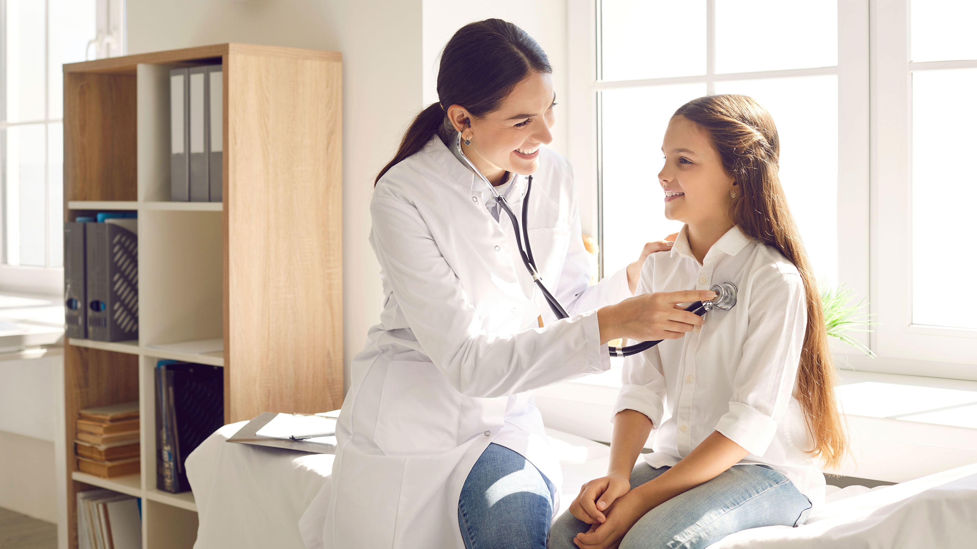 Læge der lytter på en piges hjerte // Foto: Colourbox