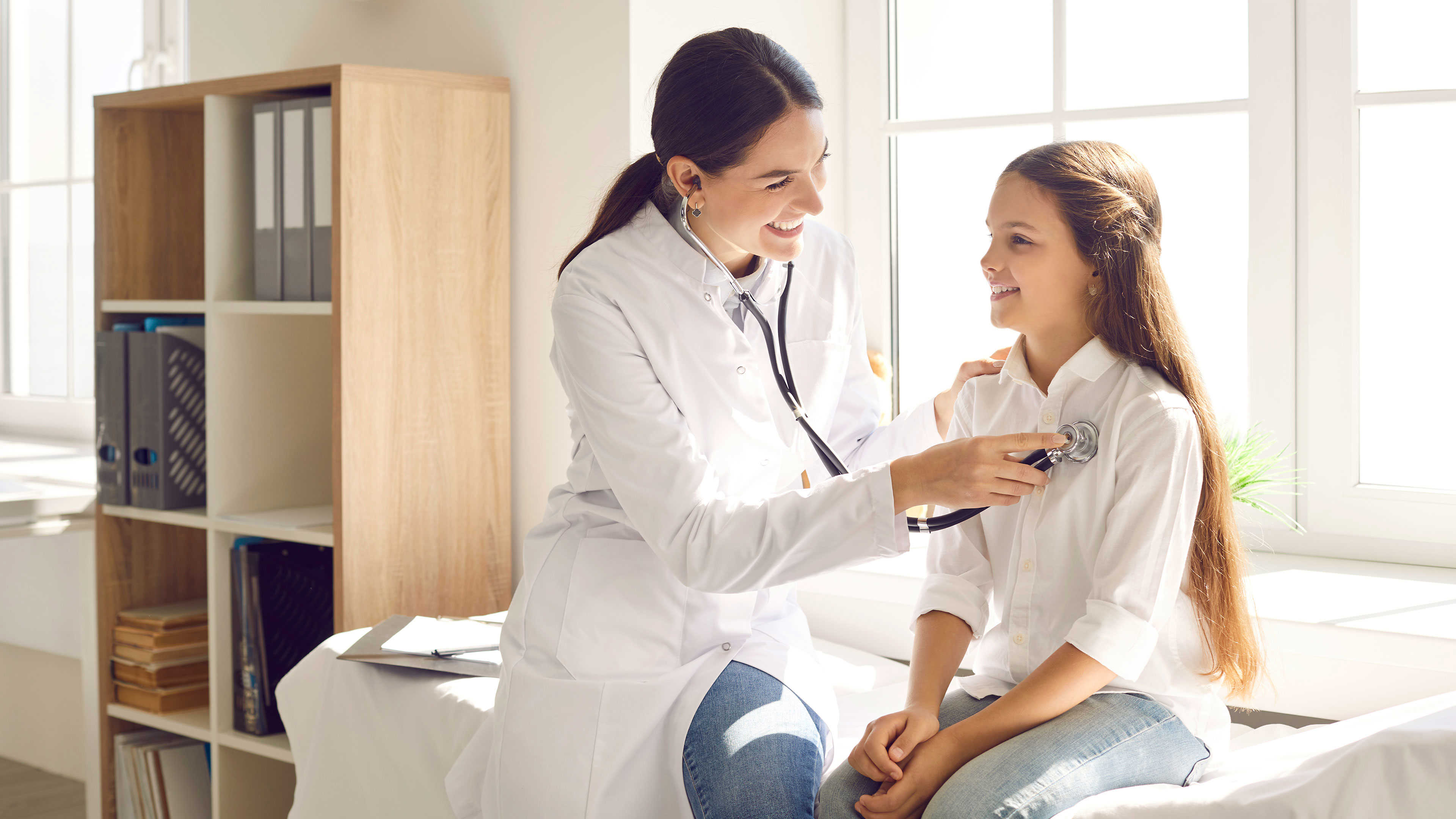 Læge der lytter på en piges hjerte // Foto: Colourbox