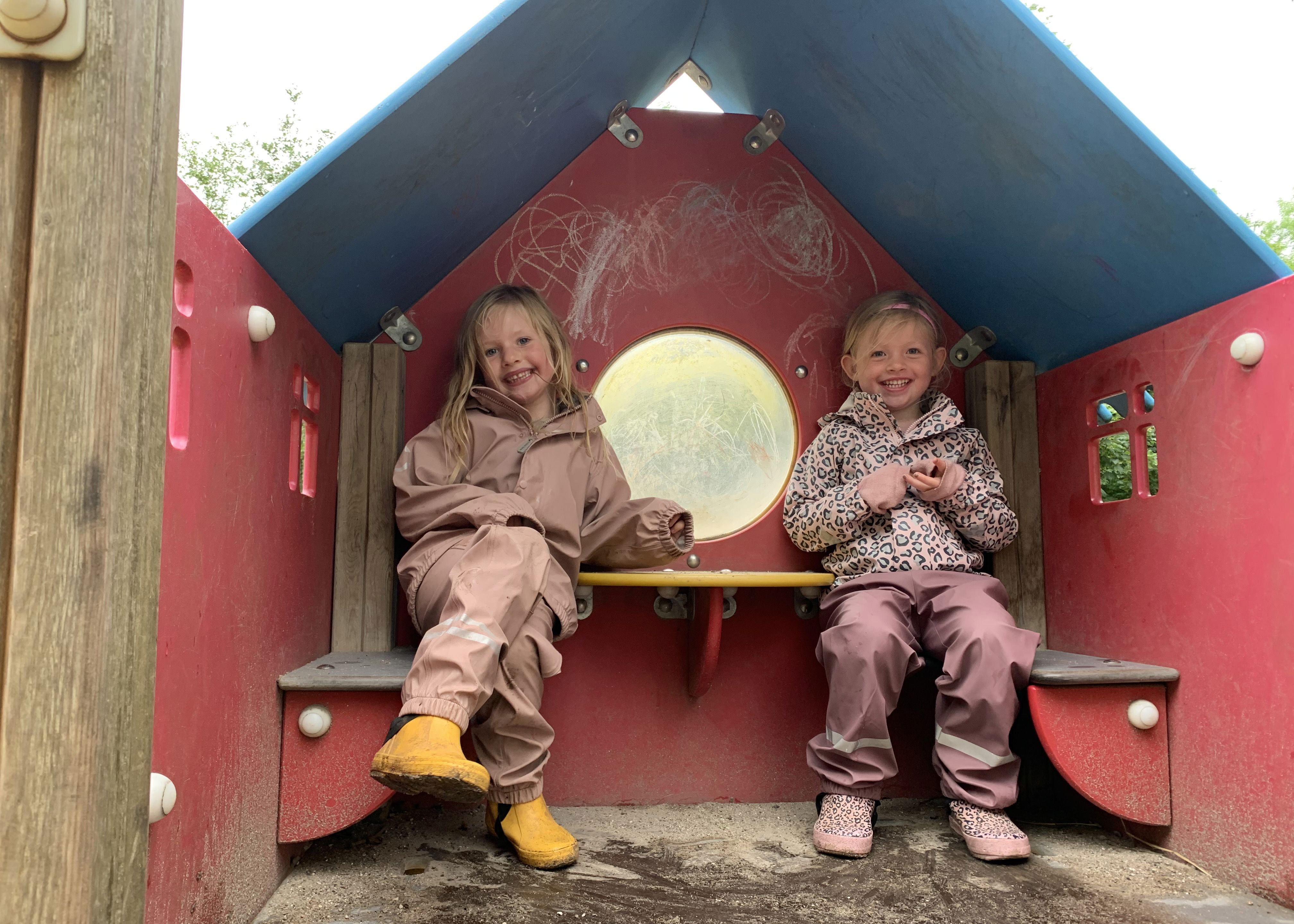 To piger i et legehus