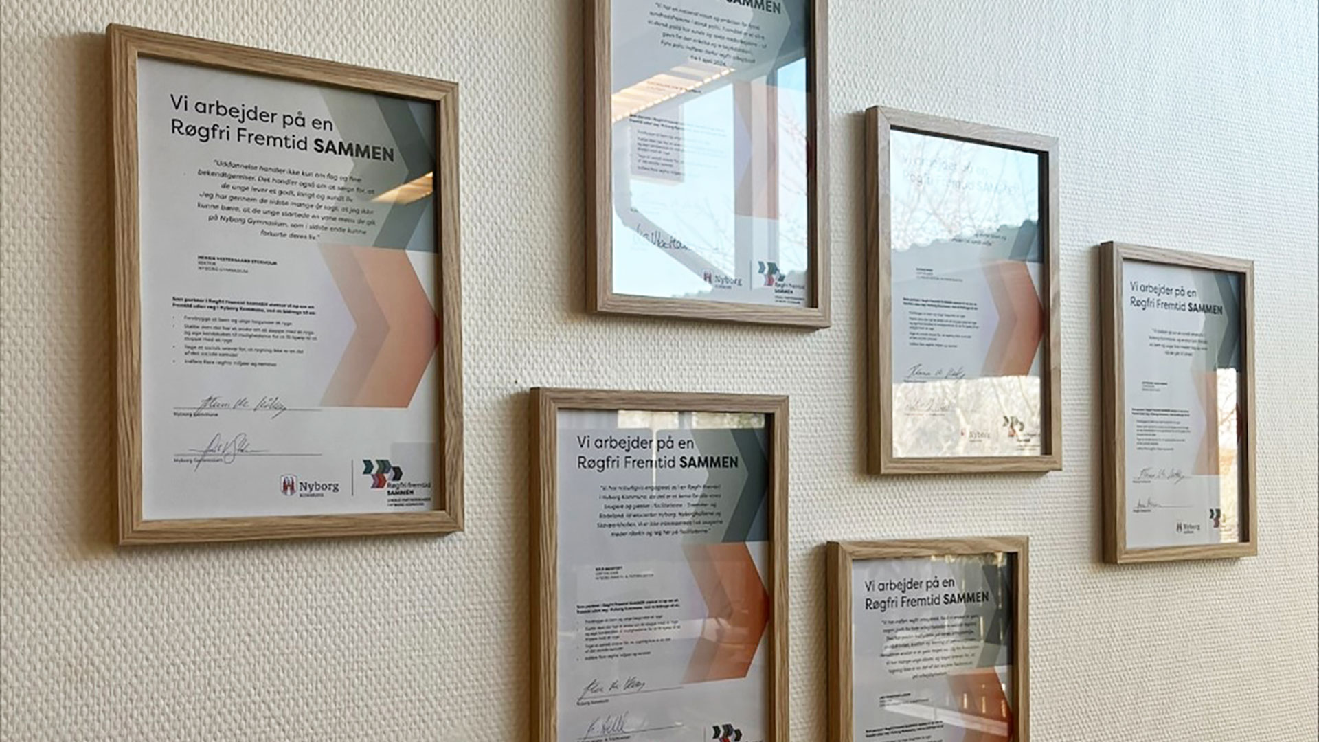 Diplomer i ramme med 'Røgfri Fremtid SAMMEN'