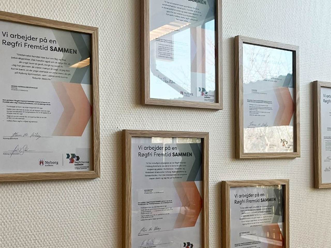 Diplomer i ramme med 'Røgfri Fremtid SAMMEN'