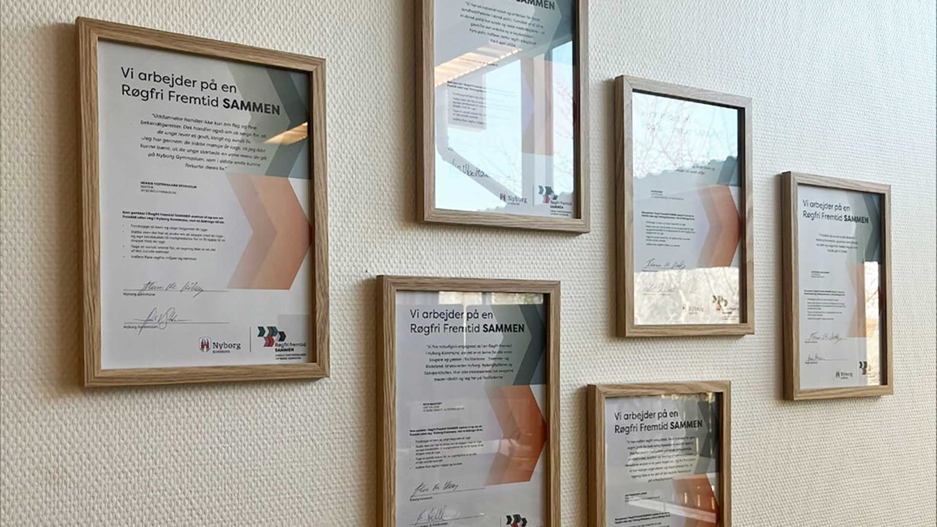 Diplomer i ramme med 'Røgfri Fremtid SAMMEN'