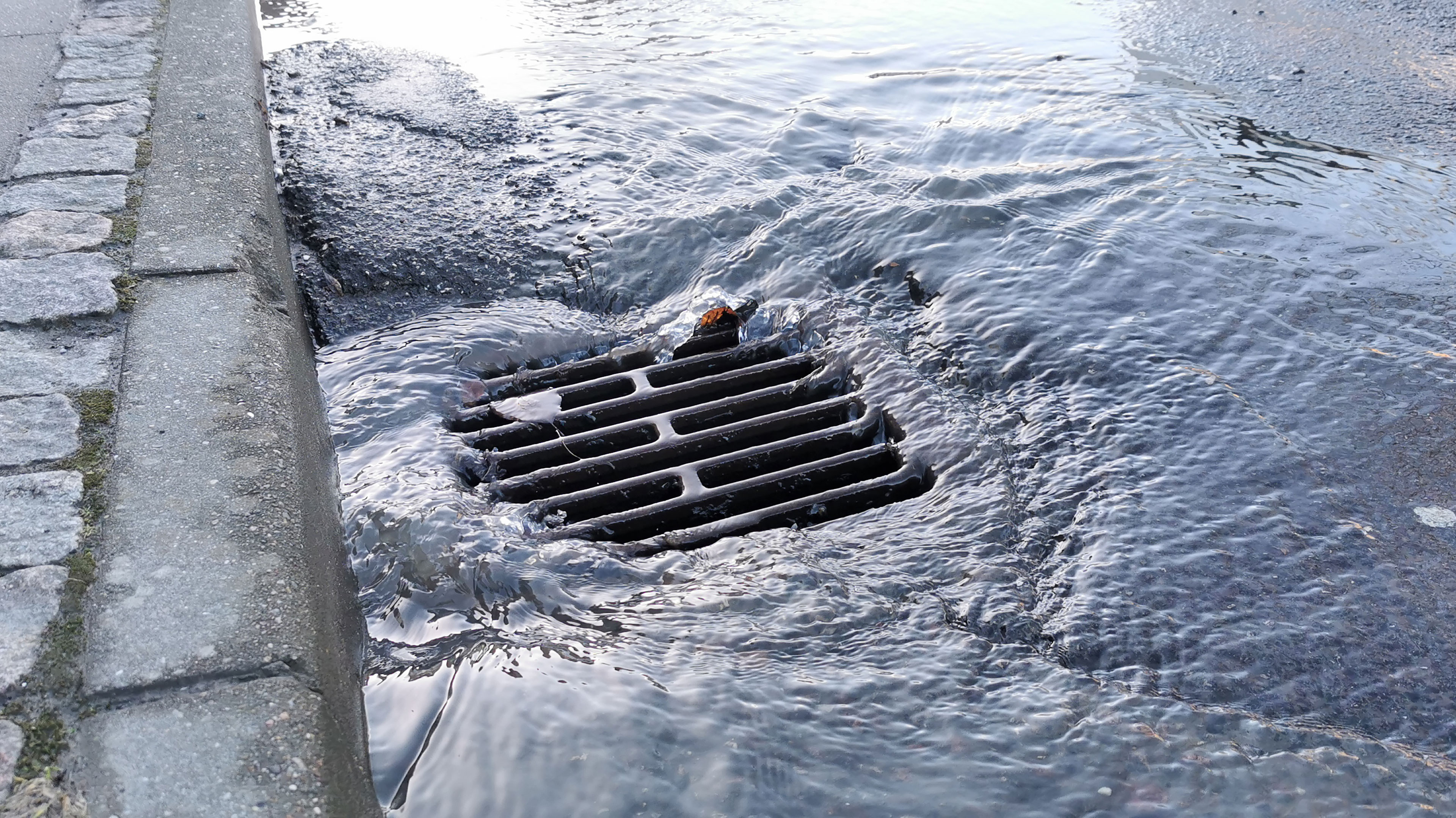 Kloak, rist ved en fortovskant // Foto: Colourbox