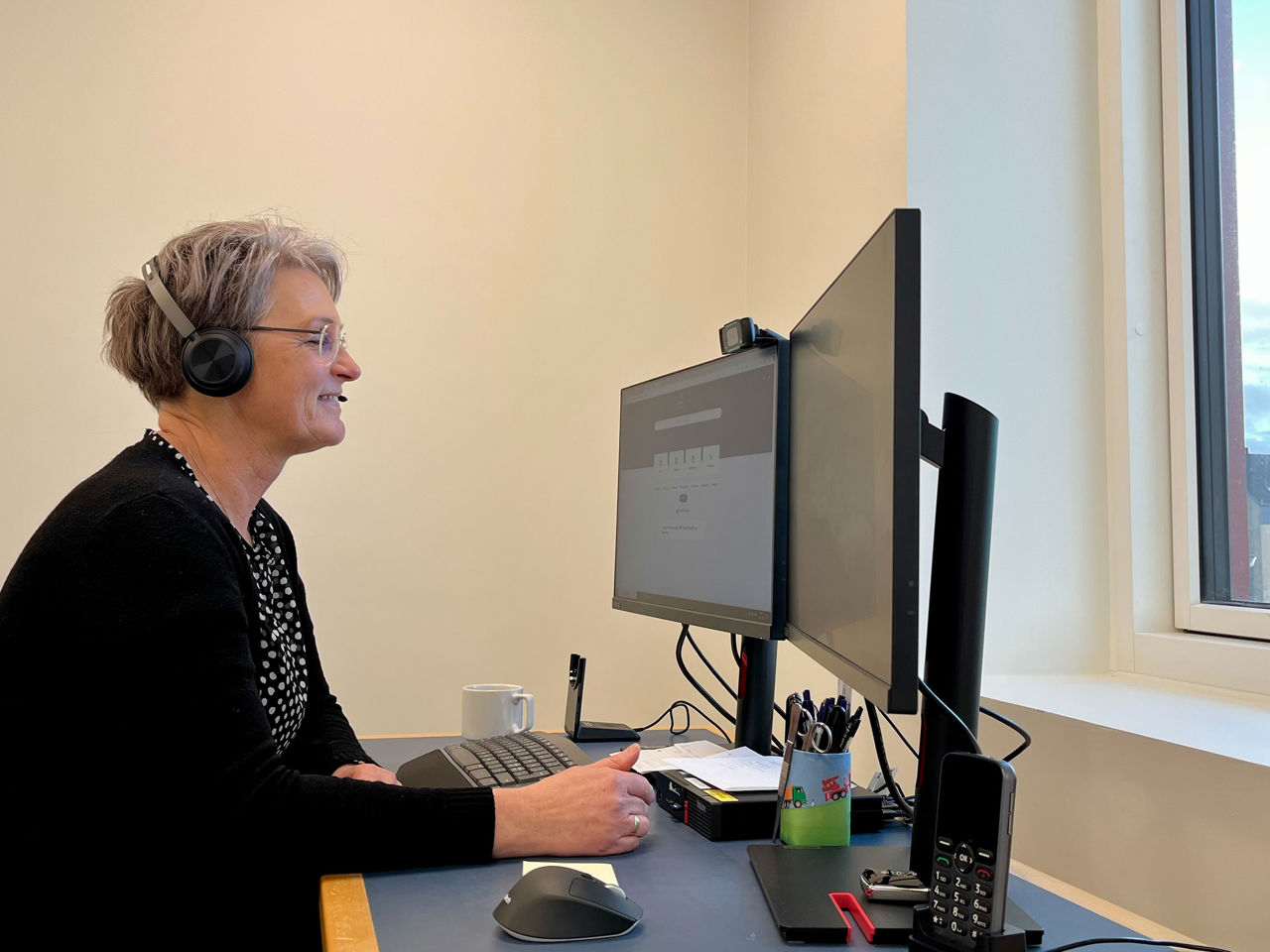 En medarbejder der siedder ved sin computer