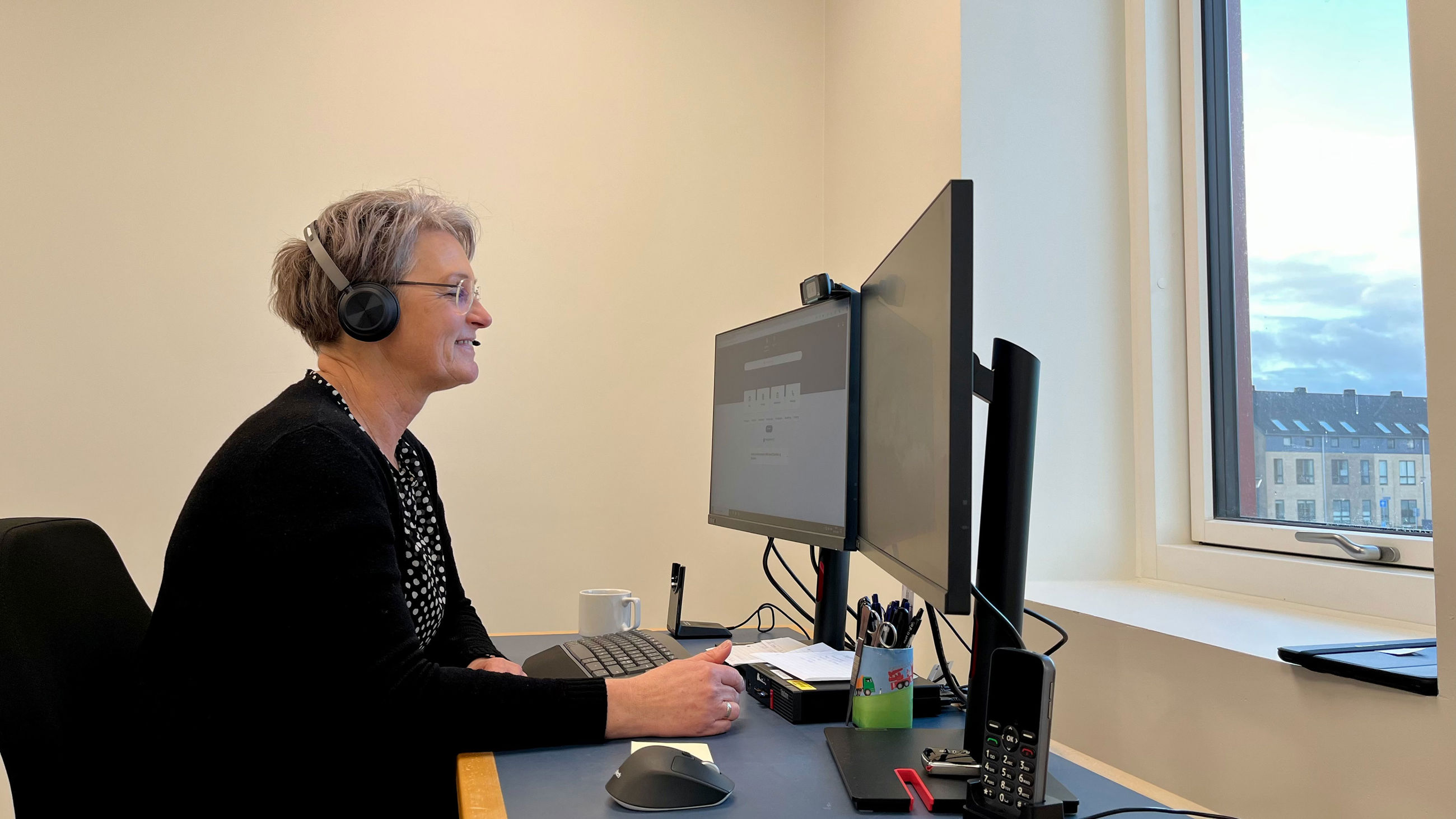 En medarbejder der siedder ved sin computer