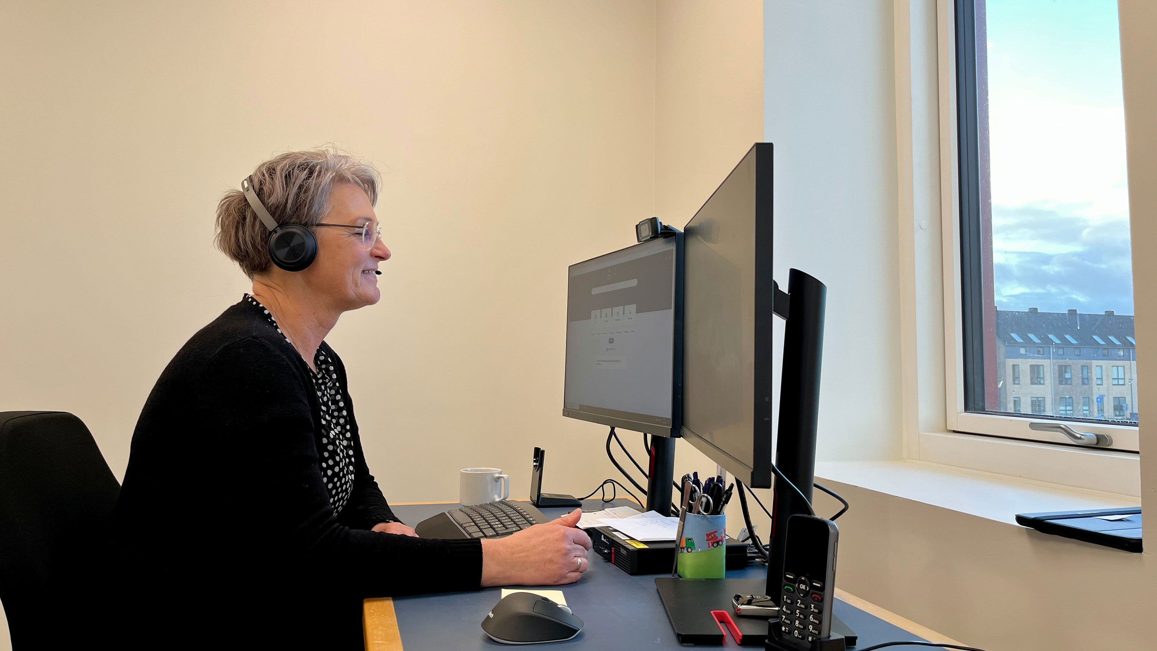 En medarbejder der siedder ved sin computer